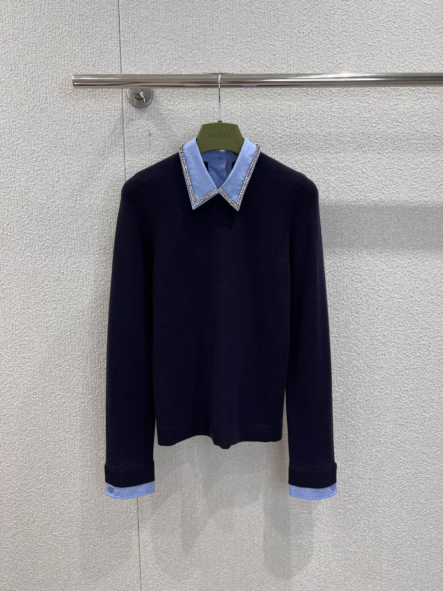 NO:576592,Support exchange Gucc* 25FW new autumn and winter diamond collar fake two-piece wool sweater丨Exclusively developed by yb!  High quality production!  It is made of fine high-density wool knitted fabric, which feels soft and skin-friendly, and has good drape and stiffness. The edge of the shirt collar is inlaid with rows of sparkling diamonds. The rhombus-shaped diamond decorations reflect the fine luster under the light. The main part is navy blue knitted fabric.  The body is spliced with light blue shirt collar + cuffs, and the shirt-style button placket design is retained on the back, breaking the monotony of solid color knitting, visually creating a layered sense of 'knitted stacked shirt', eliminating the worry of matching, and wearing it with one click to create a relaxed college look!  Ready sale S/M/L real shot details,,gucci,shirts,alexander wang19860909支持换款 Gucc* 25FW秋冬新款 钻饰领假两件羊毛针织衫丨独家yb开发！高版出品！采用细腻高密羊毛针织面料,触感软糯亲肤,同时兼具良好的垂坠感与挺括度,衬衫领边缘镶嵌满排闪钻,菱形排布的钻饰在光线下折射细碎光泽,藏青针织主体拼接浅蓝衬衫领+袖口,后背保留衬衫式纽扣开襟设计,打破纯色针织的单调,视觉上营造“针织叠衬衫”的层次感,省去搭配烦恼,一键穿出松弛学院感！现货发售S/M/L实拍细节图,,gucci,shirts,alexander wang,Women's clothing