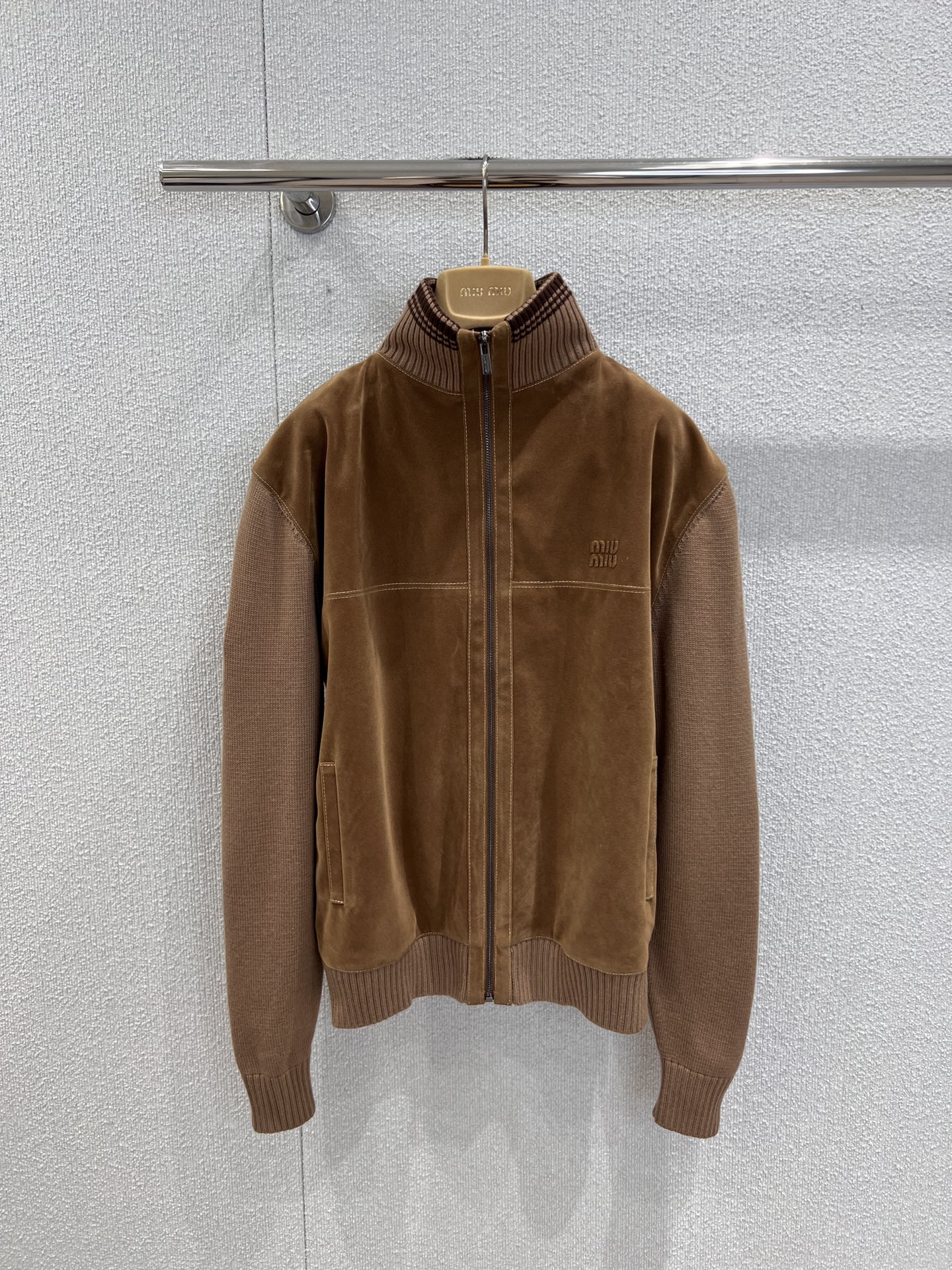 NO:576607,Support exchange Miu Mi* 25FW new autumn and winter wool leather contrast zipper cardigan丨Exclusively developed by yb!  High quality production!  It is made of fine sheep leather, with a gentle texture of matte suede, and feels uniquely warm to the skin in autumn and winter; the stand-up collar + zipper design can be loosened or tightened, the sleeves and ribbed edges are spliced with wool knitting, the slightly oversized version, and the soft knitted texture neutralizes the cold feeling of the leather, taking into account  Warmth and casualness. The splicing of two materials allows the toughness and softness to naturally blend in the body, creating a lazy atmosphere when you raise your hands. Ready-made S/M/L real shot details,,miumiu,versace,sheepskin,alexander  wang19860909支持换款 Miu Mi* 25FW秋冬新款 羊毛皮革撞色拉链开衫丨独家yb开发！高版出品！选用细腻羊皮革,带着哑光绒面的温柔肌理,触肤是秋冬独有的暖糯；立领+拉链设计,可松可紧,袖子与罗纹边拼接羊毛针织,微oversize的版型,松软针织纹理中和了皮革的冷感,兼顾保暖与随性.两种材质的拼接,让硬朗与柔软在衣身自然融合,抬手间尽是慵懒氛围.现货发售S/M/L实拍细节图,,miumiu,versace,sheepskin,alexander wang,Women's clothing