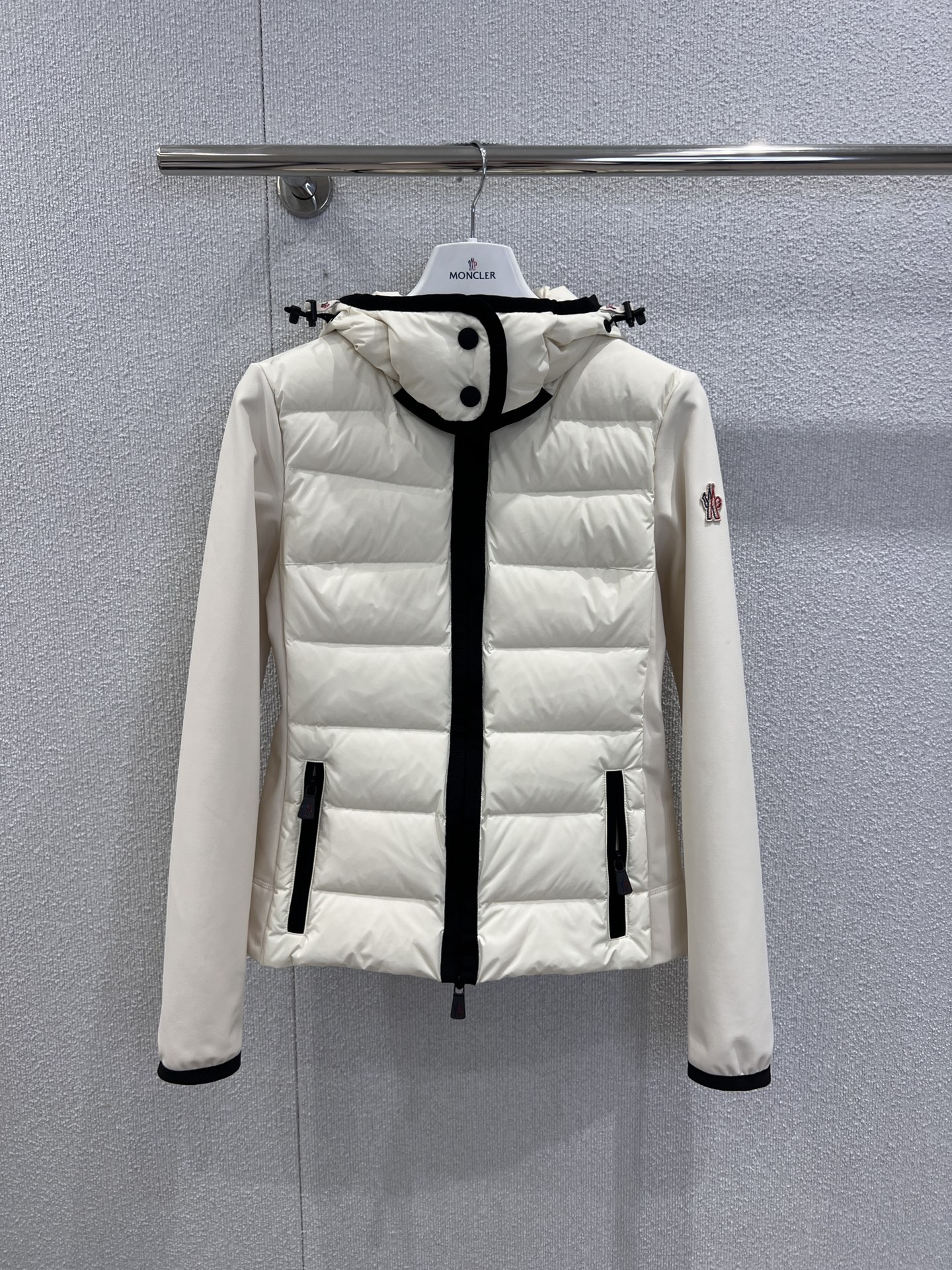 NO:576788,Comes with dust bag Moncl* 25FW new autumn and winter ski series petal collar splicing down jacket丨Exclusively developed by yb!  High quality production!  Lightweight down filling + windproof fabric, warm but not bloated, black/beige background with contrasting color edging, three-dimensional petal shape on the neckline to break the dullness of the down jacket, full of sweet and cool feeling; side zipper pockets + branded metal zipper pullers, both practical and exquisite; iconic logo on the sleeves, low-key and self-recognizable. Ready-made S/M/L real shot details, down jacket, alexander wang19860909配防尘袋 Moncl* 25FW秋冬新款 滑雪系列花瓣领拼接羽绒服丨独家yb开发！高版出品！轻量羽绒填充+防风面料,暖而不臃肿,黑/米底色碰撞对比色包边,领口立体花瓣造型打破羽绒服的沉闷,甜酷感拉满；侧边拉链口袋+品牌金属拉链头,实用与精致并存；袖身标志性徽标,低调中自带辨识度.现货发售S/M/L实拍细节图,,down jacket,alexander wang,Women's clothing