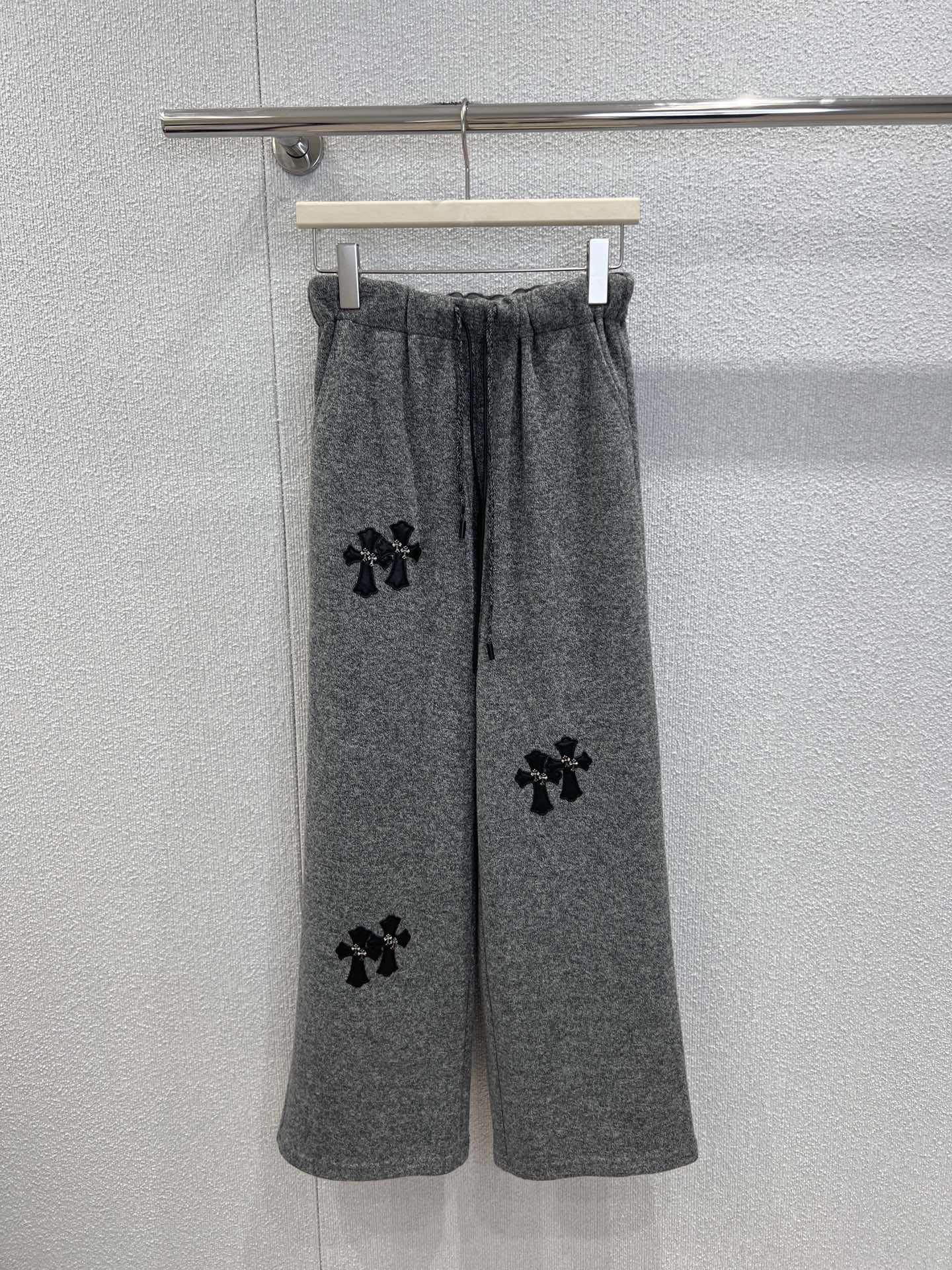 NO:576800,Supports exchange of styles Chorme heart* 25Fw new autumn and winter cross patch wool straight casual pants丨Exclusive high-end version!  Wool blended fabric has a delicate and soft texture, warm but not heavy; the trousers are decorated with three-dimensional cross patches, elastic waist + drawstring design, straight wide-leg tailoring, which can not only modify the leg shape, but also create a casual sense of relaxation through loose trouser legs, adapting to various body shapes; ready-made S/M/L real shot details, alexander wang19860909支持换款 Chorme heart* 25Fw秋冬新款 十字架贴饰羊毛直筒休闲裤丨独家高版出品！羊毛混纺面料,自带细腻柔软的质感,暖而不厚重；裤身点缀立体十字架贴饰,松紧腰+抽绳设计,直筒阔腿剪裁,既能修饰腿型,又能通过宽松裤管营造随性松弛感,适配各种身形；现货发售S/M/L实拍细节图,,alexander wang,Women's clothing