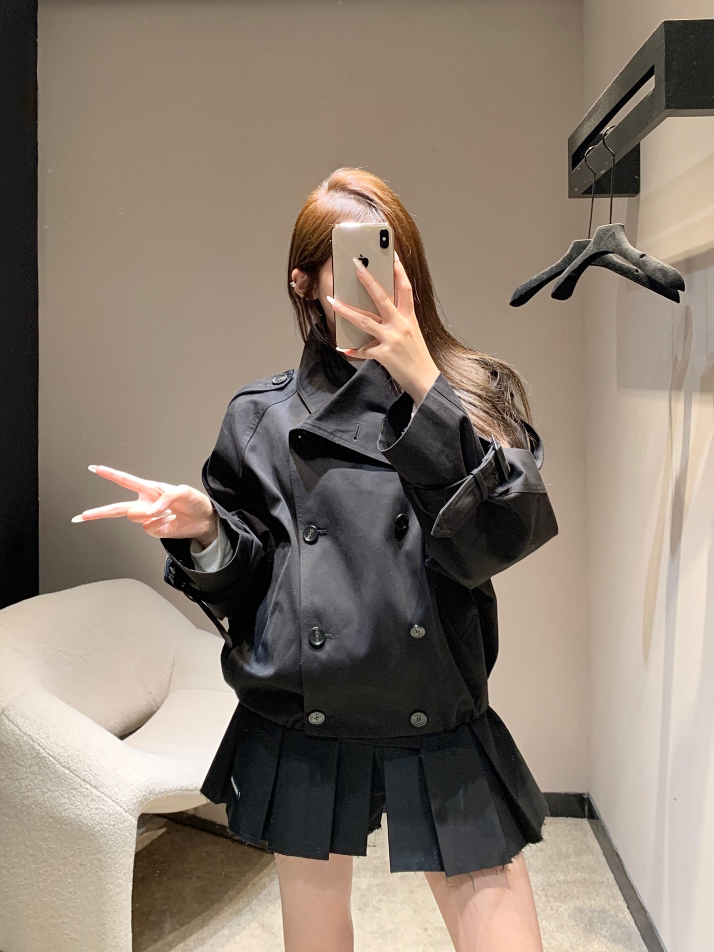 NO:576798,Acne Studi*s 25Fw new autumn and winter style short windbreaker with back collar logo | Exclusive high-end version!  Short loose cut + crisp windproof fabric, double-breasted buttons + epaulettes + cuff straps, the workwear elements neutralize the minimalist coldness, and have the right balance of sweetness and coolness; it can optimize the proportions regardless of body shape, making it an aura item that does not weigh you down in autumn and winter!  The pure black background color comes with a 'versatile filter', which can be worn by anyone from sweet girls to cool girls to create an exclusive relaxed texture. Available in stock S/M/L, Acne Studios, Alexander Wang19860909Acne Studi*s 25Fw秋冬新款 后领徽标短款风衣丨独家高版出品！短款宽松剪裁+挺括防风面料,双排扣+肩章+袖口袢带,工装元素中和极简的冷,甜酷平衡得刚好；不挑身形还能优化比例,是秋冬里不压个子的气场单品！纯黑底色自带「百搭滤镜」,从甜妹到酷女孩,都能穿出专属的松弛质感.现货发售S/M/L,,acne studios,alexander wang,Women's clothing