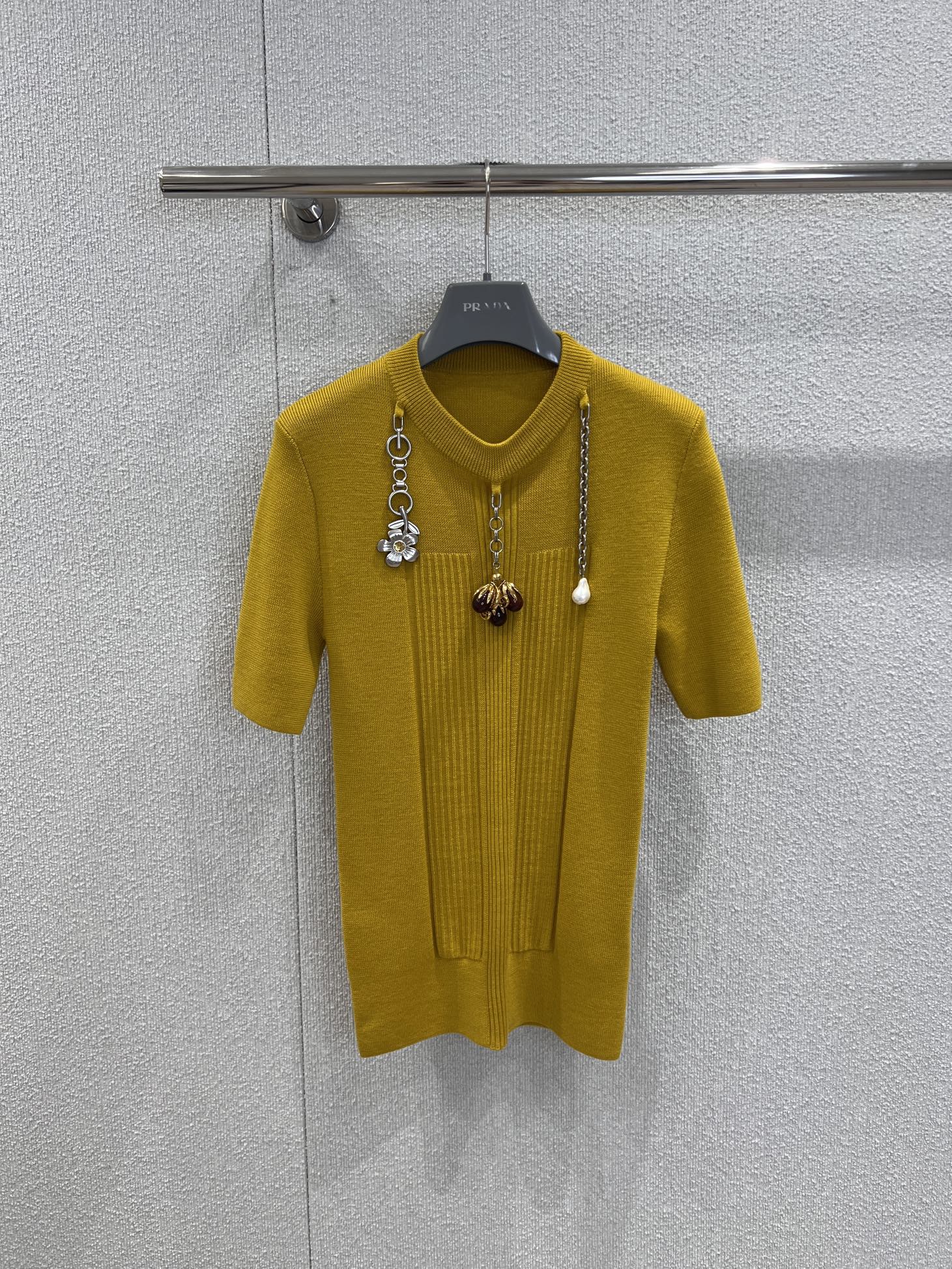 NO:576837,Supports exchange Prad* 25FW early autumn new style pendant decorated short-sleeved wool sweater丨Exclusively developed by yb!  High quality production!  The wool material is soft and skin-friendly, taking into account comfort and texture. It adopts fine pit knitting technology to fit the body shape but not tight. It has short sleeves + half-high collar design. The most recognizable thing is the detachable pendant decorative chain. The metal chain is connected in series with pearls, enamel flowers and three-dimensional gold.  It is a flower bud and can be taken off for daily use as a very simple item. When paired with a chain, it instantly becomes the focus of the look. Wear it multiple times to unlock different styles. Ready-made S/M/L real shot details, prada, T-shirt, alexander  wang19860909支持换款 Prad* 25FW早秋新款 吊坠装饰短袖羊毛针织衫丨独家yb开发！高版出品！羊毛材质柔软亲肤,兼顾舒适与质感,采用细密坑条针织工艺,贴合身形却不紧绷,短袖+半高领的设计,最具辨识度的是可拆卸吊坠装饰链金属链条串联珍珠、珐琅花朵与立体金属花苞,日常可取下作极简单品,搭配链条则瞬间成为造型焦点,一衣多穿解锁不同风格.现货发售S/M/L实拍细节图,,prada,T-shirt,alexander wang,Women's clothing
