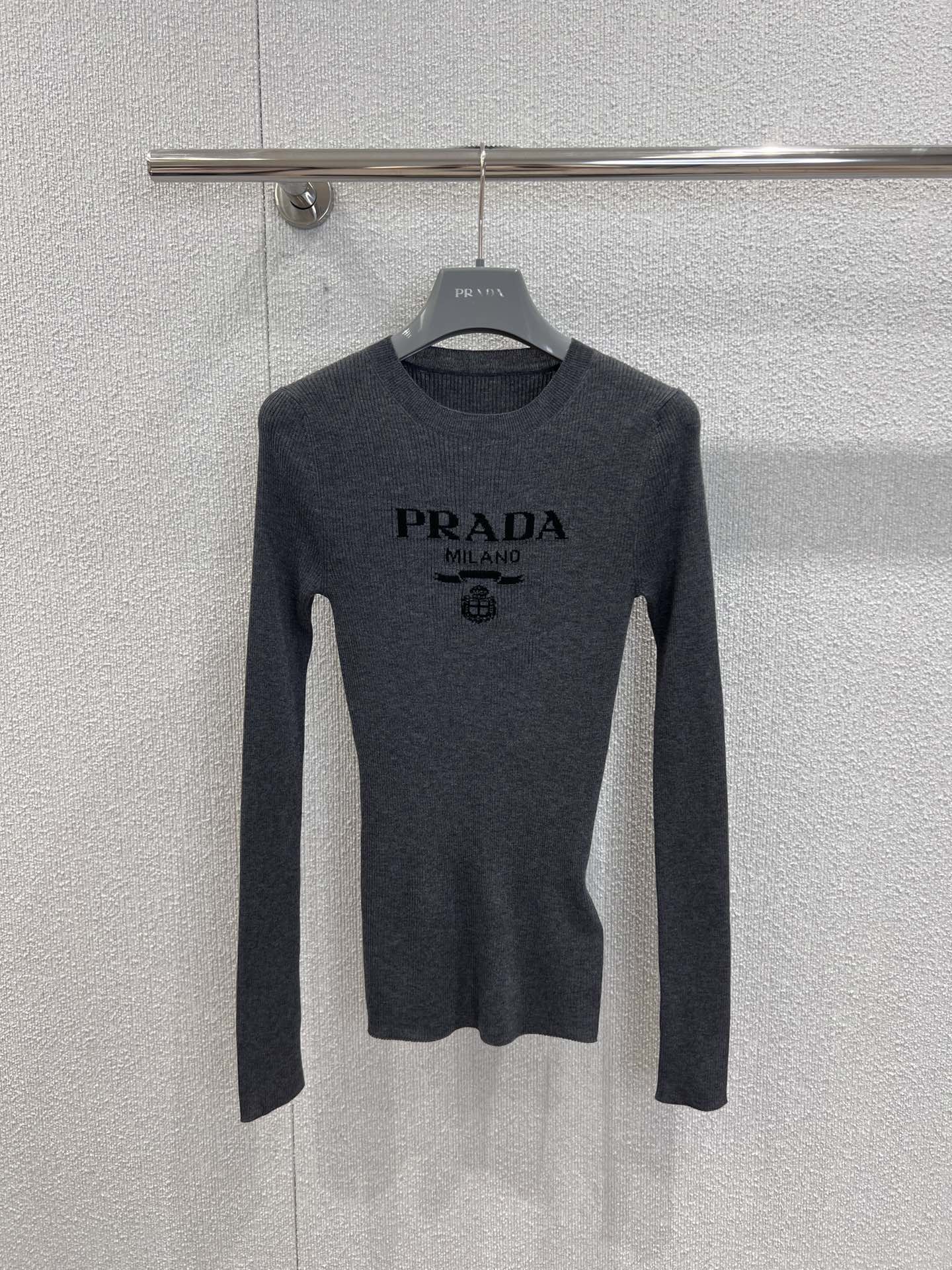 NO:577020,Supports exchange Prad* 25FW new autumn and winter letter logo slim wool long-sleeved bottoming shirt | Exclusively developed by yb!  High quality production!  It is made of fine wool blend material, which is soft against the skin and has a sense of drape. The slim silhouette fits the body shape but is not tight, and modifies the lines of the shoulders, neck and waist and abdomen. No matter what type of figure you are, the upper and lower back will outline exquisite curves, truly showing the natural aesthetics and taste of women. It is perfect when worn alone!  Ready-made S/M/L real shot details, prada, alexander wang19860909支持换款 Prad* 25FW秋冬新款 字母徽标修身羊毛长袖打底衫丨独家yb开发！高版出品！采用细腻羊毛混纺材质,亲肤柔软且自带垂坠感,修身廓形贴合身形却不紧绷,修饰肩颈与腰腹线条；无论你是哪种类型的身材,上身后会勾勒出玲珑的曲线,真正呈现出女性天然审美和品味.单穿打底都很完美！现货发售S/M/L实拍细节图,,prada,alexander wang,Women's clothing