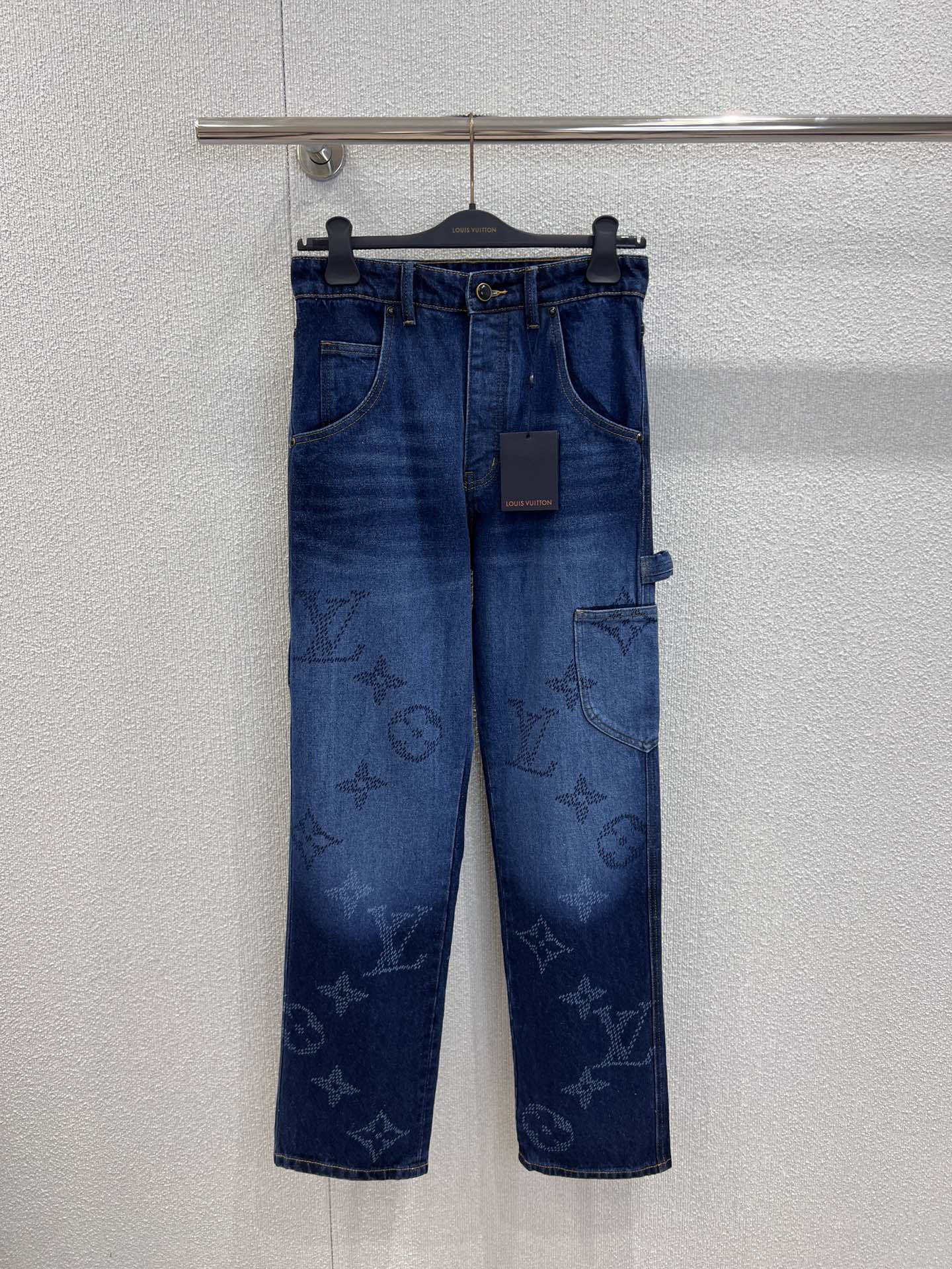NO:577032,Supports exchange of Louis Vuit*on 25FW new autumn and winter MONOGRAM laser jacquard gradient work jeans丨exclusively developed by yb!  High quality production!  Delicate laser technology is used to integrate presbyopia and star elements into denim fabrics. The texture is layered with gradient washing, low-key but self-recognizable; the three-dimensional large side pockets + adjustable strap design retain the practical genes of overalls. The leather logo plate on the back waist can easily create a relaxed and high-end atmosphere whether worn alone or in a set. Ready for sale 28/29/30/31 Real shot details, louis vuitton, jeans, alexander  wang19860909支持换款 Louis Vuit*on 25FW秋冬新款 MONOGRAM激光提花渐变工装牛仔裤丨独家yb开发！高版出品！以细腻激光工艺将老花、星星元素融入牛仔面料,纹理随渐变水洗呈现层次感,低调却自带辨识度；侧边立体大口袋+可调节袢带设计,保留工装裤的实用基因,后腰处的皮质标识牌,不管是单穿还是成套搭配,都能轻松拿捏松弛高级的氛围感.现货发售28/29/30/31实拍细节图,,louis vuitton,jeans,alexander wang,Women's clothing