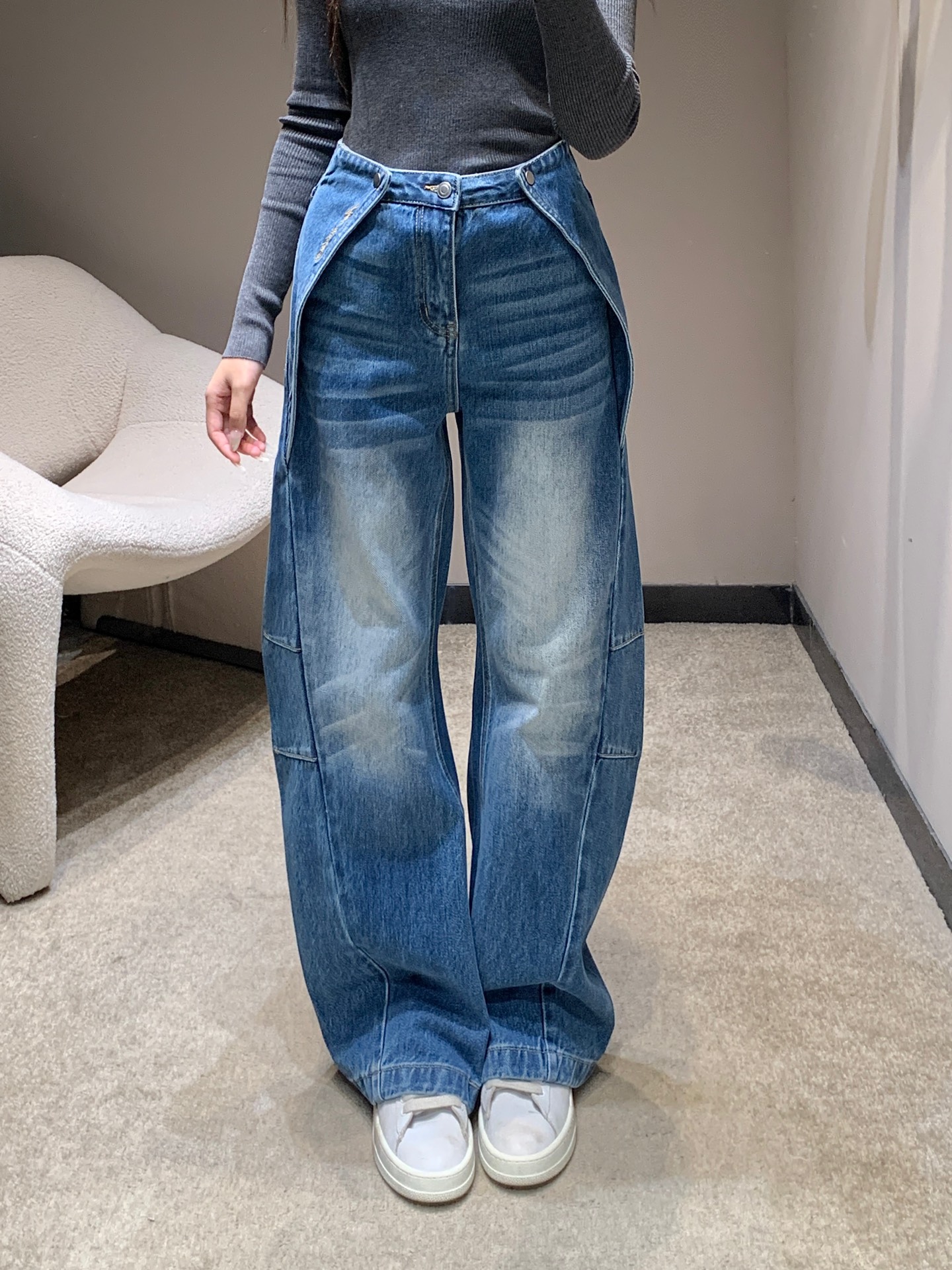 NO:577015,Ann andel*an 25FW new autumn and winter style scimitar jeans | Exclusively developed by yb!  High quality production!  The gradient blue and white wash effect brings a sense of retro street relaxation. The metal buttons on the waistband + top-stitched decoration on the sides break the flat shape of conventional jeans. The three-dimensional straps on both sides of the waist + scimitar-style pants not only lengthen the waist-to-hip ratio, but also bring a visual buff of slim waist and long legs. The lines are neat and casual when walking!  Available in stock S/M/L,,jeans,alexander wang19860909Ann andel*an 25FW秋冬新款 搭片弯刀牛仔裤丨独家yb开发！高版出品！渐变蓝白的水洗效果,带着复古街头的松弛感,裤腰金属纽扣+侧边明线装饰,打破常规牛仔的平面版型,腰部两侧的立体搭片+弯刀式裤型,既拉长腰臀比例,又自带腰细腿长的视觉buff,走动间线条利落又随性！现货发售S/M/L,,jeans,alexander wang,Women's clothing