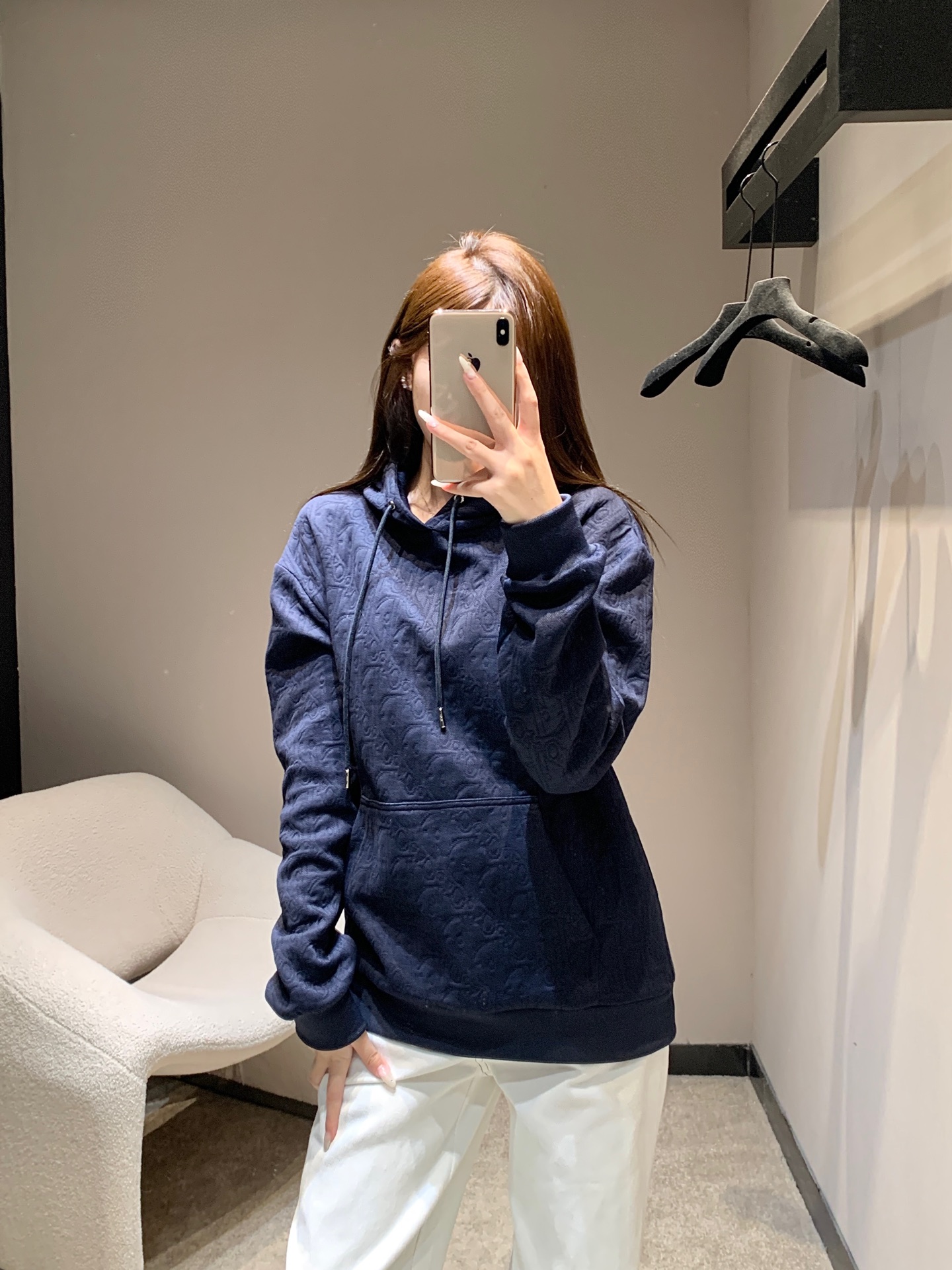 NO:577687,Dio* 25Fw new autumn and winter letter jacquard hooded sweatshirt丨Exclusive high-end version!  It selects soft and waxy heavy fabrics, adopts three-dimensional jacquard technology, and is fully printed with the brand's iconic dark pattern, revealing a delicate texture in low-key tones. The classic design of hood + drawstring retains the casual attributes, and the loose version accommodates all body shapes, taking into account comfort and relaxation. Ready for sale S/M/L, dior, hoodie, sweatshirts, hats, alexander wang19860909Dio* 25Fw秋冬新款 字母提花连帽卫衣丨独家高版出品！优选软糯的重磅面料,采用立体提花工艺,满印品牌标志性的暗纹图案,在低调的色调中透出细腻的肌理感,连帽+抽绳的经典设计保留休闲属性,宽松版型包容各类身形,兼顾舒适与松弛感.现货发售S/M/L,,dior,hoodie,sweatshirts,hats,alexander wang,Women's clothing