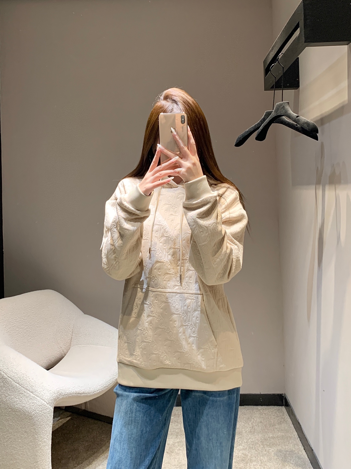 NO:577691,Dio* 25Fw new autumn and winter letter jacquard hooded sweatshirt丨Exclusive high-end version!  It selects soft and waxy heavy fabrics, adopts three-dimensional jacquard technology, and is fully printed with the brand's iconic dark pattern, revealing a delicate texture in low-key tones. The classic design of hood + drawstring retains the casual attributes, and the loose version accommodates all body shapes, taking into account comfort and relaxation. Ready for sale S/M/L, dior, hoodie, sweatshirts, hats, alexander wang19860909Dio* 25Fw秋冬新款 字母提花连帽卫衣丨独家高版出品！优选软糯的重磅面料,采用立体提花工艺,满印品牌标志性的暗纹图案,在低调的色调中透出细腻的肌理感,连帽+抽绳的经典设计保留休闲属性,宽松版型包容各类身形,兼顾舒适与松弛感.现货发售S/M/L,,dior,hoodie,sweatshirts,hats,alexander wang,Women's clothing