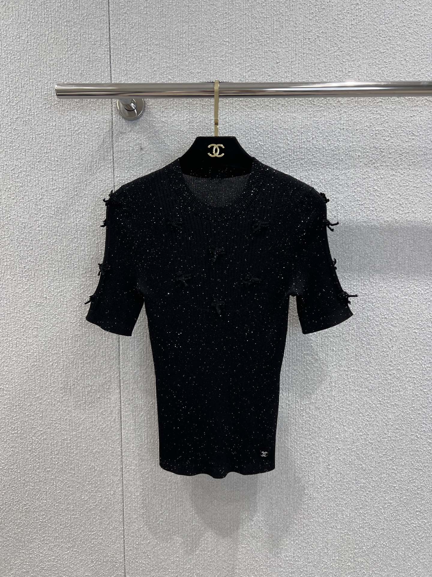 NO:577182,Supports exchange of styles Chane* 25K high-end handmade workshop series bow rhinestone short-sleeved sweater丨exclusively developed by yb!  High quality production!  Selected knitted fabrics embedded with fine glittering silver threads, glowing with shreds under natural light. The body/cuffs are decorated with hand-stitched three-dimensional bows and rhinestones. Every detail has the exquisiteness of a haute couture workshop. The slim fit fits the body shape. The micro-elastic knitted fabric accommodates curves. It is a luxurious and beautiful tool for layering in autumn and winter or for single wear in early autumn. Actual details of S/M/L available for sale now, chanel, T-shirt, alexander wang19860909支持换款 Chane* 25K高级手工坊系列 蝴蝶结水钻短袖针织衫丨独家yb开发！高版出品！精选嵌有细闪银线的针织面料,自然光下泛着细碎光泽,衣身/袖口缀以手工缝制的立体蝴蝶结+水钻装饰,每一处细节都带着高定工坊的精致感,贴合身形的修身版型,微弹针织面料包容曲线,是秋冬叠搭、早秋单穿的奢美利器.现货发售S/M/L实拍细节图,,chanel,T-shirt,alexander wang,Women's clothing