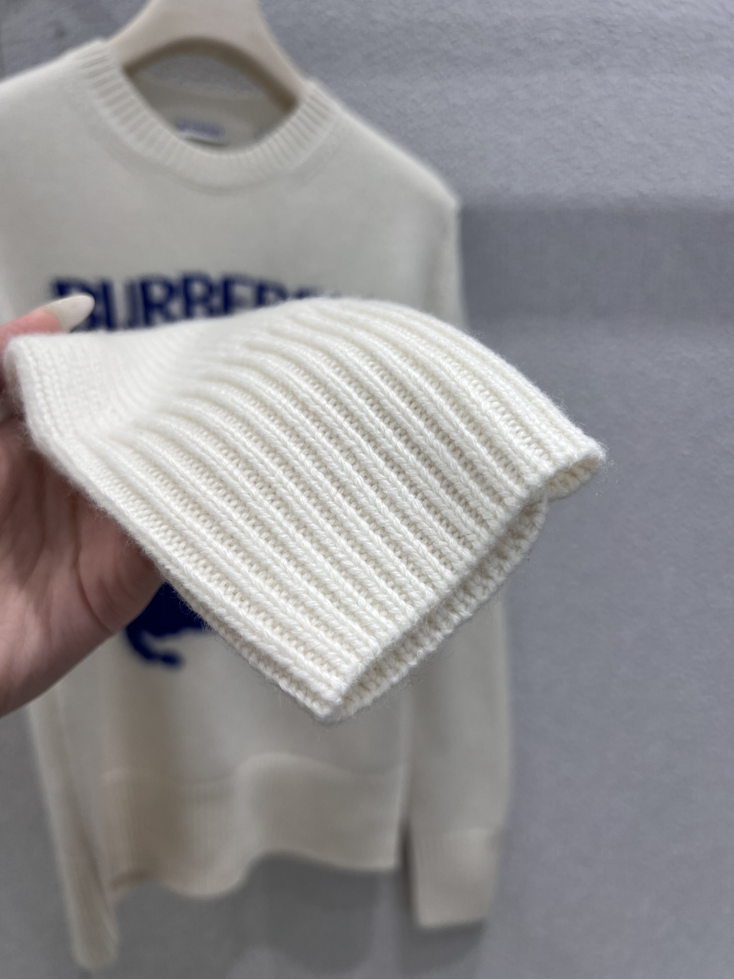 Burberry Wool-Cashmere Blend Knit Sweater with Equestrian Knight Detail 8 i1761374431 4057 3