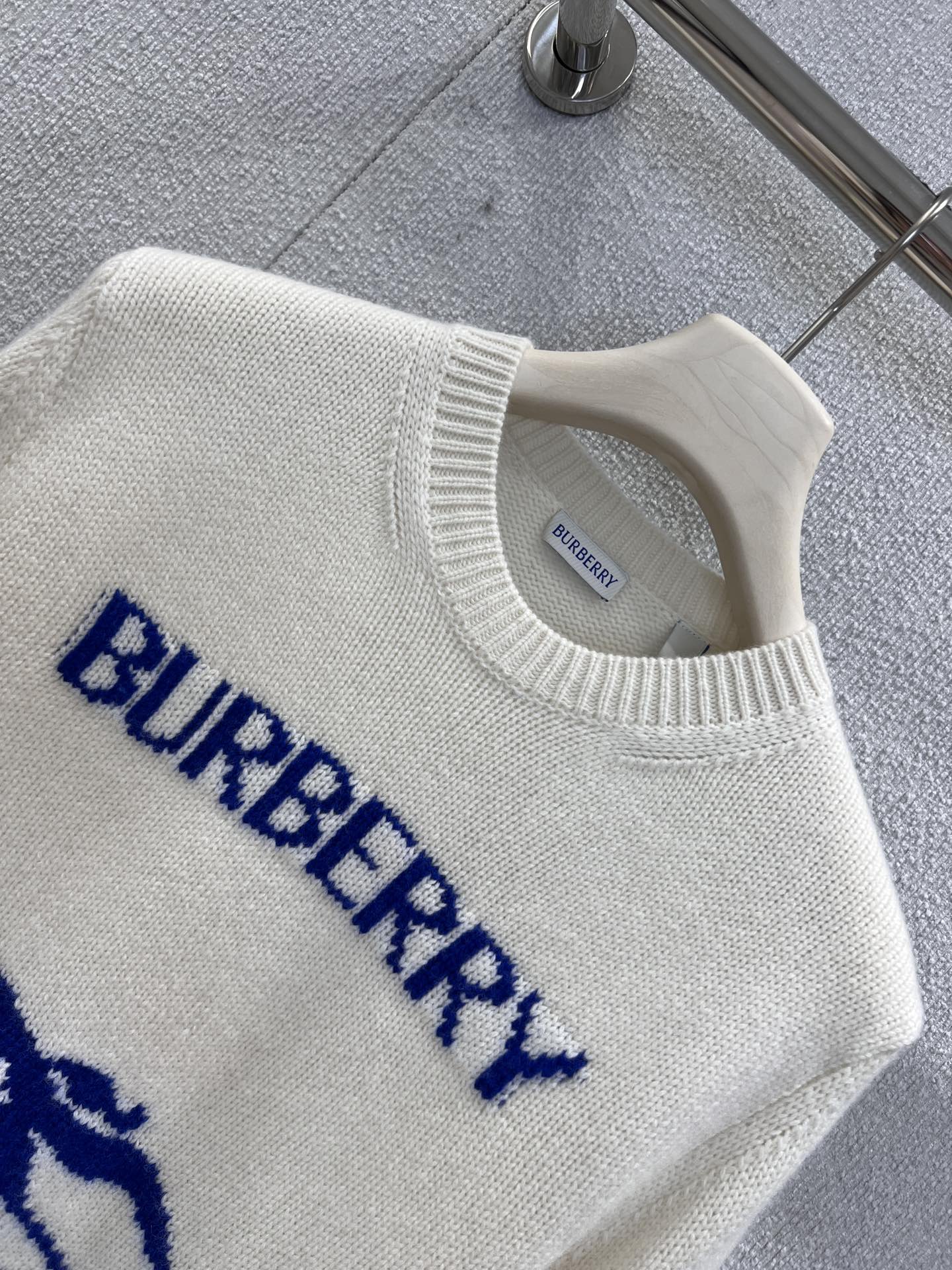 Burberry Wool-Cashmere Blend Knit Sweater with Equestrian Knight Detail 4 i1761374431 5433 2