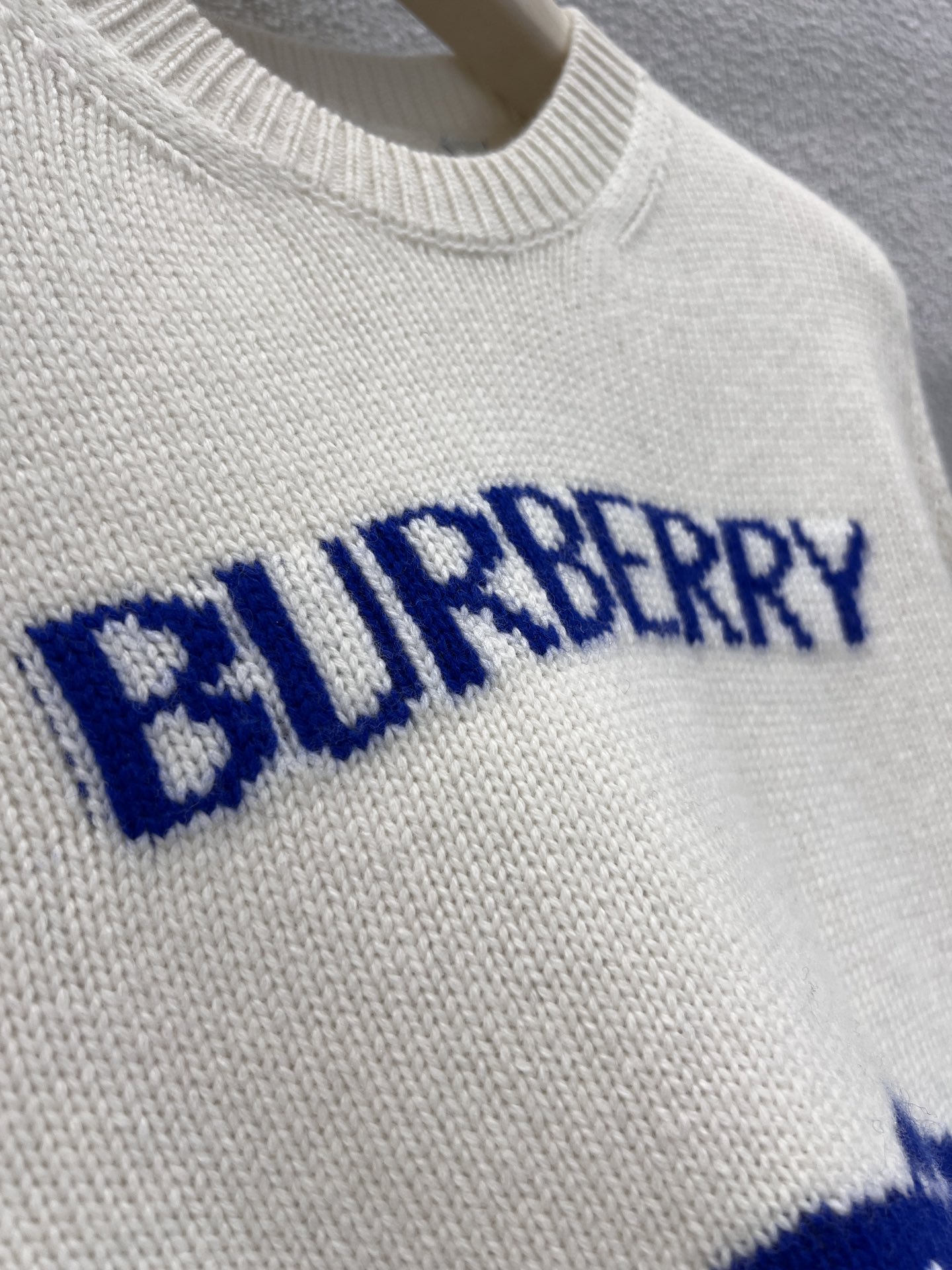 Burberry Wool-Cashmere Blend Knit Sweater with Equestrian Knight Detail 6 i1761374431 6180 1