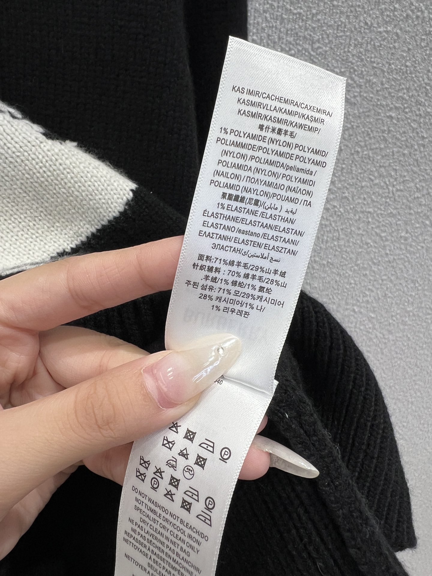 Burberry Women's Wool Cashmere Knit Sweater with Equestrian Knight Logo 9 i1761374495 3180 1