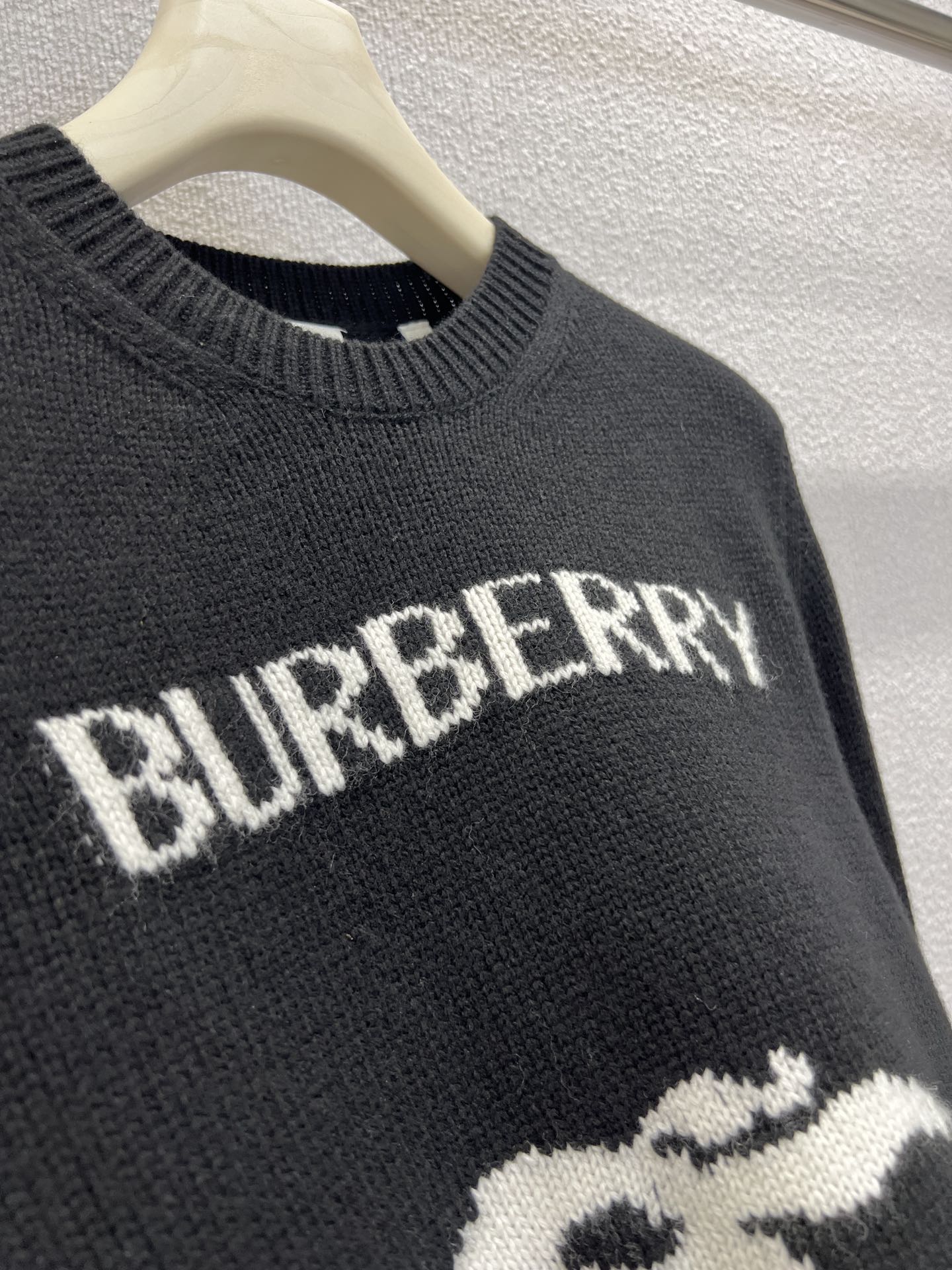 Burberry Women's Wool Cashmere Knit Sweater with Equestrian Knight Logo 6 i1761374495 3872 6