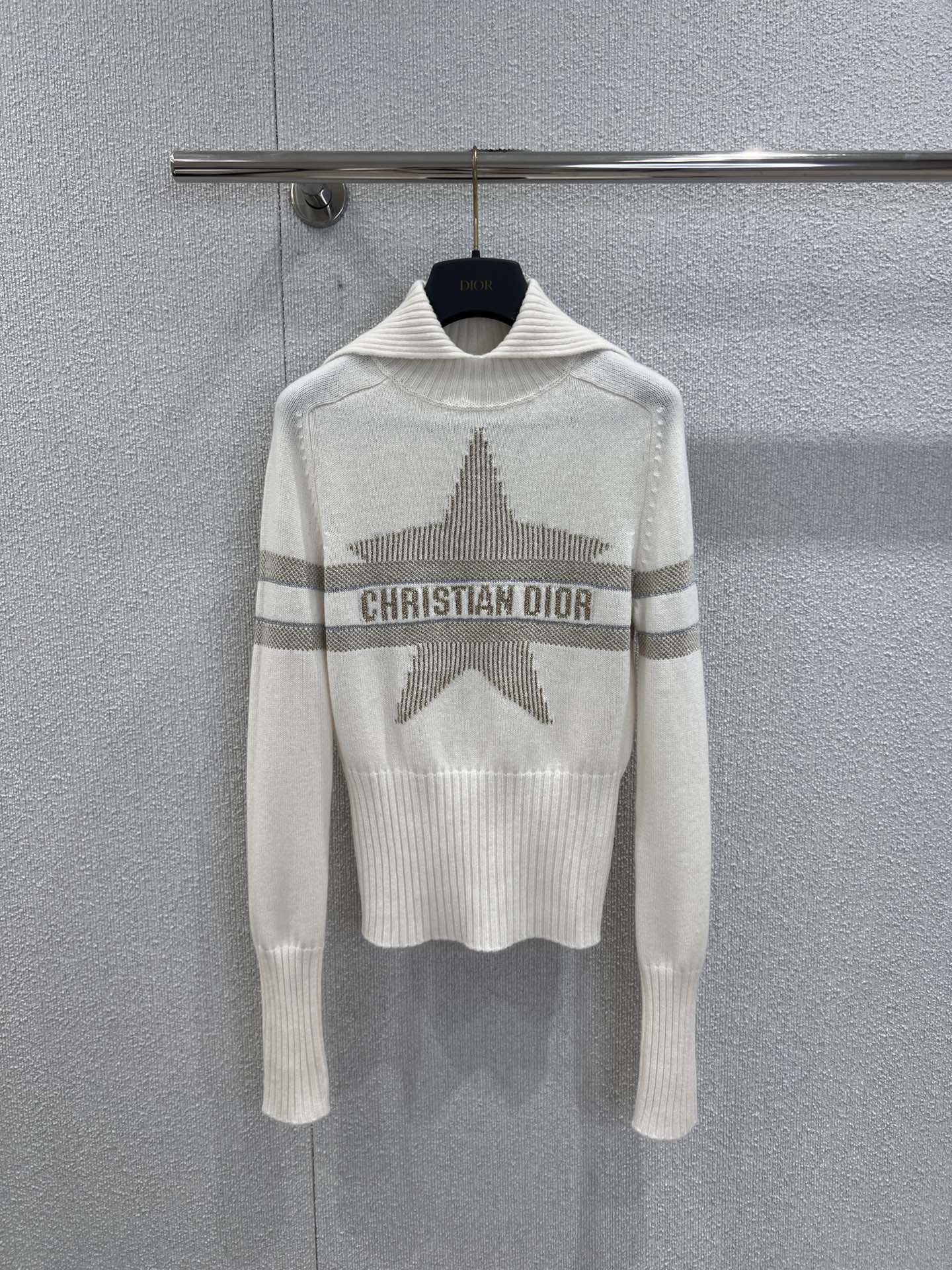 NO:577466,Support exchange Dio* 25Fw early autumn new Alpine series star letter jacquard sweater丨exclusively developed by yb!  High quality production!  Cashmere and wool blended fabrics have a warm velvet feel, are soft and skin-friendly, taking into account warmth retention and drape. The three-dimensional star pattern monogram logo on the front is outlined with golden brown gradient yarn, which has a delicate luster, breaking the monotony of solid colors and making it recognizable.  With artistic sense; slim and slightly elastic knitted silhouette, with high collar + dropped shoulder sleeve design, this cashmere wool blended sweater has become the finishing touch of the autumn and winter wardrobe. Ready for sale S/M/L real shot details,, dior, alexander  wang19860909支持换款 Dio* 25Fw早秋新款 阿尔卑斯系列星星字母提花针织衫丨独家yb开发！高版出品！羊绒羊毛混纺面料自带温暖绒感,触感软糯亲肤,兼顾保暖性与垂坠度,正面立体星星纹路交织字母标识,采用金棕渐变纱线勾勒,自带细腻光泽感,打破纯色单调,兼具辨识度与艺术感；修身微弹的针织廓形,搭配高领+落肩袖设计,这件羊绒羊毛混纺针织衫成为秋冬衣橱的点睛之笔.现货发售S/M/L实拍细节图,,dior,alexander wang,Women's clothing