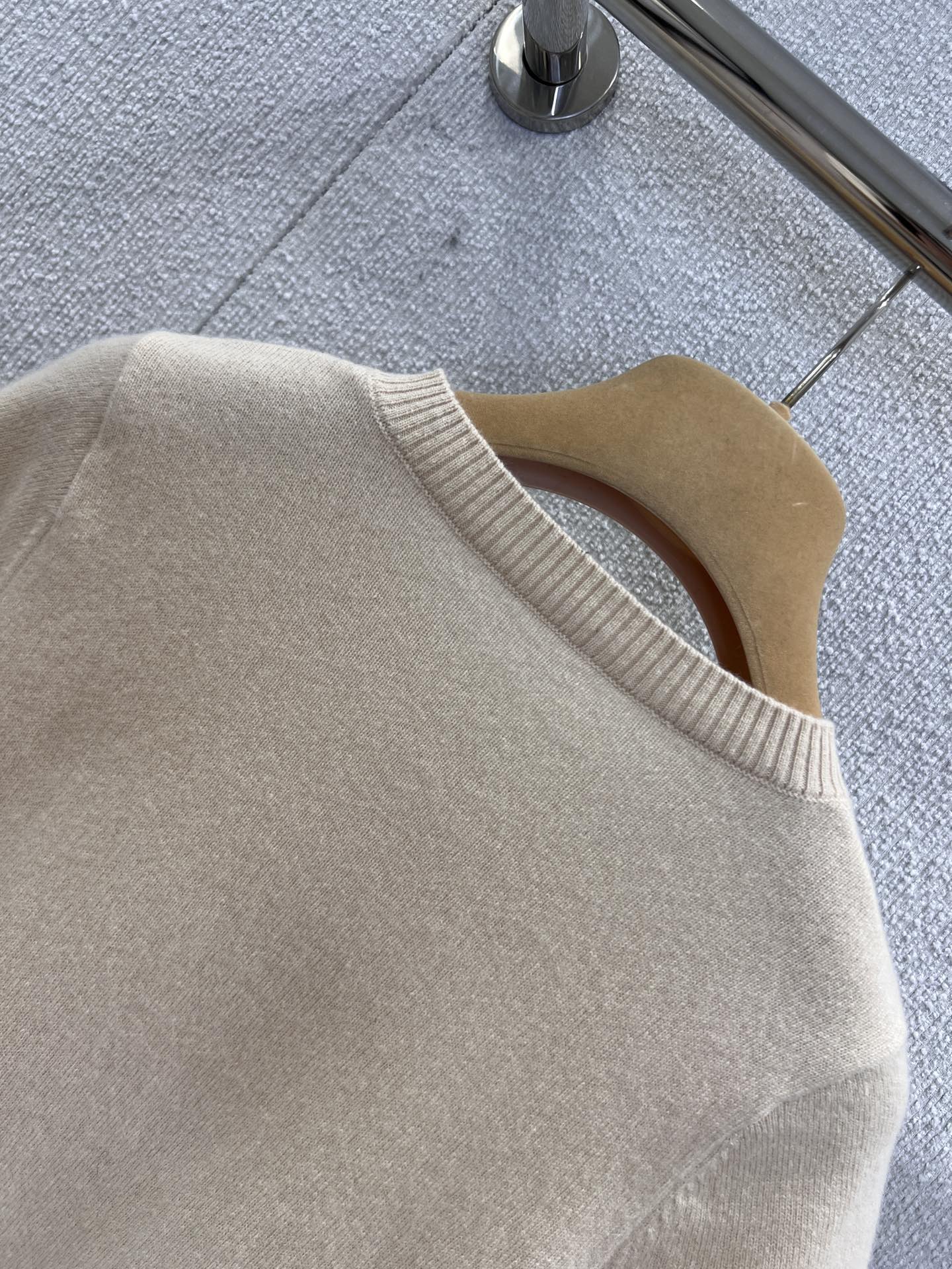 Miu Miu 26Ss Women's Cashmere Knit Short Sleeve Top 5 i1761539966 1196 8