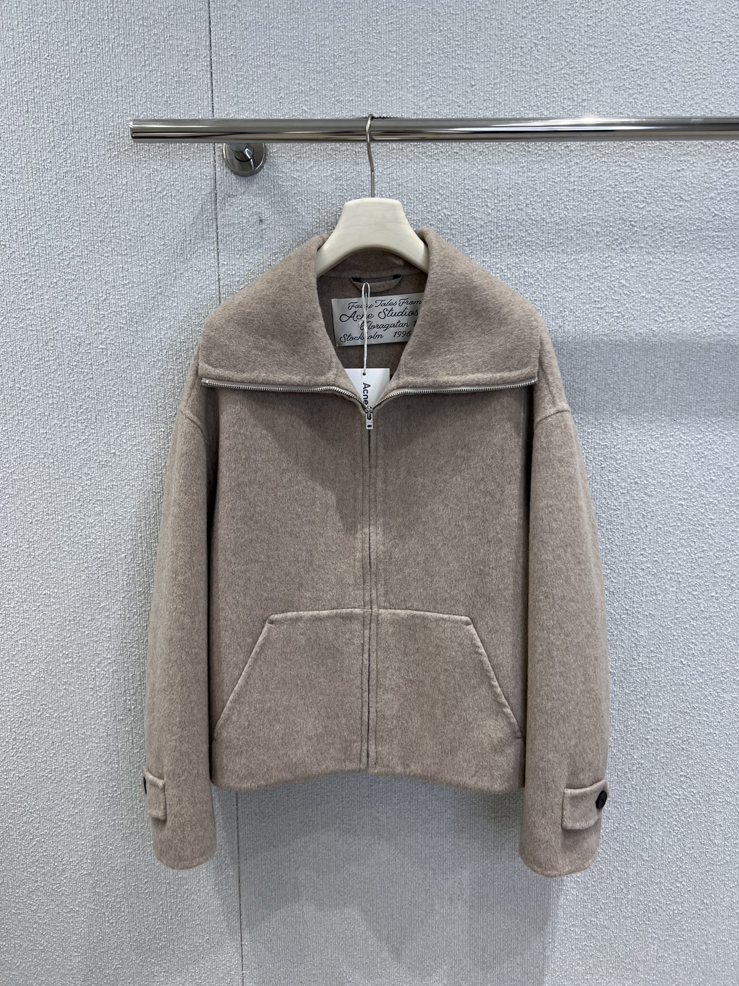 NO:577699,Support exchange Acne Studi*s 25Fw new autumn and winter cashmere wool blend stand collar zipper jacket丨Exclusively developed by yb!  High quality production!  Made of cashmere + wool blended fabric, it has a delicate velvet feel and is soft and warm to the skin. The light oatmeal/classic black two-tone color is suitable for the autumn and winter atmosphere. The stand-up collar can wrap around the neck, giving it a warm and casual atmosphere; the fold-down collar shows a sharp aura; the loose and short silhouette is highly tolerant to the body, does not compress the height and can optimize the proportion. Paired with wide-leg jeans, it is a standard for lazy daily life! Ready for sale S/M/L real shot details, Acne  studios,jeans,jackets & coats,alexander wang19860909支持换款 Acne Studi*s 25Fw秋冬新款 羊绒羊毛混纺立领拉链夹克丨独家yb开发！高版出品！采用羊绒+羊毛混纺面料,自带细腻绒感,触肤柔软温暖,浅燕麦/经典黑双色都适配秋冬氛围,立领可包裹脖颈,兼具保暖与随性氛围；翻折领则显利落气场；宽松短款廓形对身材包容度高,不压身高且能优化比例,搭配阔腿牛仔裤是慵懒日常的标配!现货发售S/M/L实拍细节图,,acne studios,jeans,jackets & coats,alexander wang,Women's clothing