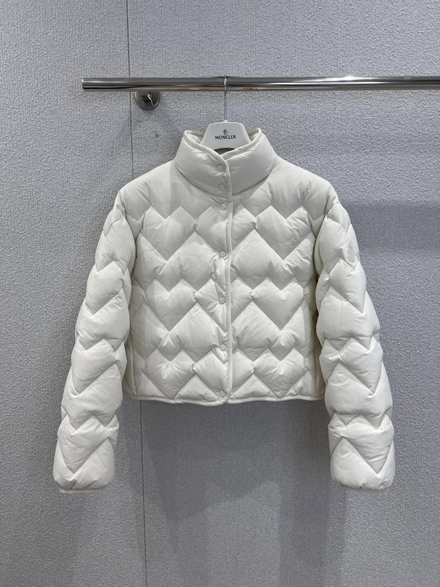 NO:577477,Comes with dust bag Moncl*r 25FW new autumn and winter triangular corrugated stand collar down jacket丨Exclusively developed by yb!  High quality production!  Selected lightweight national standard down filling, with high down fluffiness. The body adopts three-dimensional triangle quilting technology to break the bloated feeling of traditional down. The loose micro-profile tailoring + stand-up collar design is suitable for various body shapes. The single-row concealed button placket weakens the feeling of heaviness. The cuffs are naturally gathered to prevent wind, taking into account comfort and neatness!  It is a relaxing choice for winter wear. Ready for sale S/M/L real shot details, jackets & coats, down jacket, alexander wang19860909配防尘袋 Moncl*r 25FW秋冬新款 三角波纹立领羽绒服外套丨独家yb开发！高版出品！精选轻量国标羽绒填充,绒朵蓬松度高,衣身采用立体三角绗缝工艺,打破传统羽绒的臃肿感,宽松微廓形剪裁+立领设计,适配各种身形,单排暗扣门襟弱化厚重感,袖口自然收拢防风,兼顾舒适与利落！是冬日穿搭的松弛之选.现货发售S/M/L实拍细节图,,jackets & coats,down jacket,alexander wang,Women's clothing