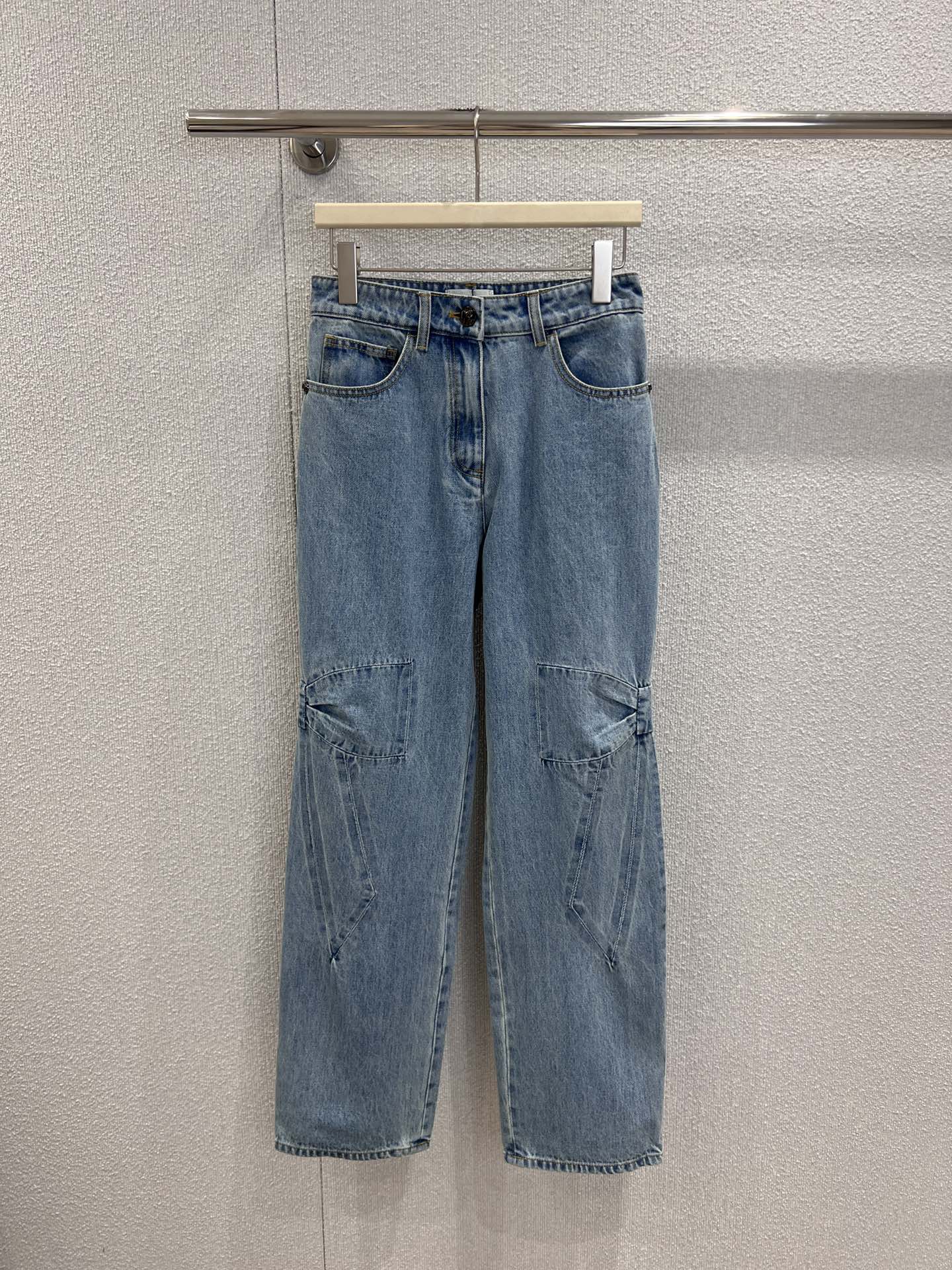 NO:577703,Supports exchange of styles Chane* 25K high-end handmade workshop series bow embossed denim trousers丨exclusively developed by yb!  High quality production!  The light-washed denim fabric is relaxed and casual, and the three-dimensional bow stitching process on the trousers is the core highlight. The three-dimensional decoration is created through splicing and threading, breaking the monotony of basic denim and giving the trousers a light and luxurious handmade texture. The workwear-style patch pocket design adds a layer of spontaneity, giving the right balance of elegance and coolness. Actual shot details of S/M/L ready for sale, chanel, alexander wang19860909支持换款 Chane* 25K高级手工坊系列 蝴蝶结压花牛仔长裤丨独家yb开发！高版出品！浅水洗牛仔面料自带松弛随性,裤身立体的蝴蝶结缝线工艺是核心亮点,通过拼接、走线塑造出立体装饰感,打破基础牛仔的单调,赋予裤装轻奢的手工坊质感；工装风贴袋设计则增添了率性层次,让优雅与酷感平衡得恰到好处.现货发售S/M/L实拍细节图,,chanel,alexander wang,Women's clothing