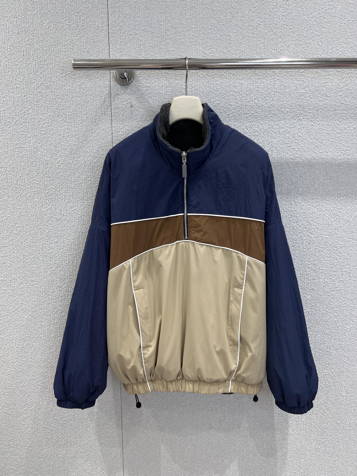 NO:577707,Supports exchange, short sente*ce 25Fw new autumn and winter style, front and back color-blocked woolen pullover sweatshirt丨Exclusive high-end version!  High street boyfriend style, reversible wear method, you can own two pieces of clothing in one piece, half-open zipper design combined with unique tailoring design, both fashionable and functional, extremely easy to wear for commuting and casual wear, perfect for those who love comfortable outfits. Customized nylon spliced woolen fabric breaks the usual splicing style, from color to fabric density, high-end practical wear, two-wear design, casual and free to wear  The details are perfect, ready-made S/M/L real-shot detailed pictures, hoodie, sweatshirts, alexander wang19860909支持换款 short sente*ce 25Fw秋冬新款 正反穿拼色羊毛呢套头卫衣丨独家高版出品！高街男友风 双面正反穿法 一件相当拥有两件衣服 半开门襟拉链设计结合独特裁剪设计 时髦感与功能性兼具 通勤休闲好穿到爆 完美契合对舒适穿搭的喜爱 定制的尼龙拼接羊毛呢面料 打破了一贯拼接风格 颜色到面料密度手感 高级实穿 一衣两穿设计 随意自由穿搭 细节都完美到位,现货发售S/M/L实拍细节图,,hoodie,sweatshirts,alexander wang,Women's clothing