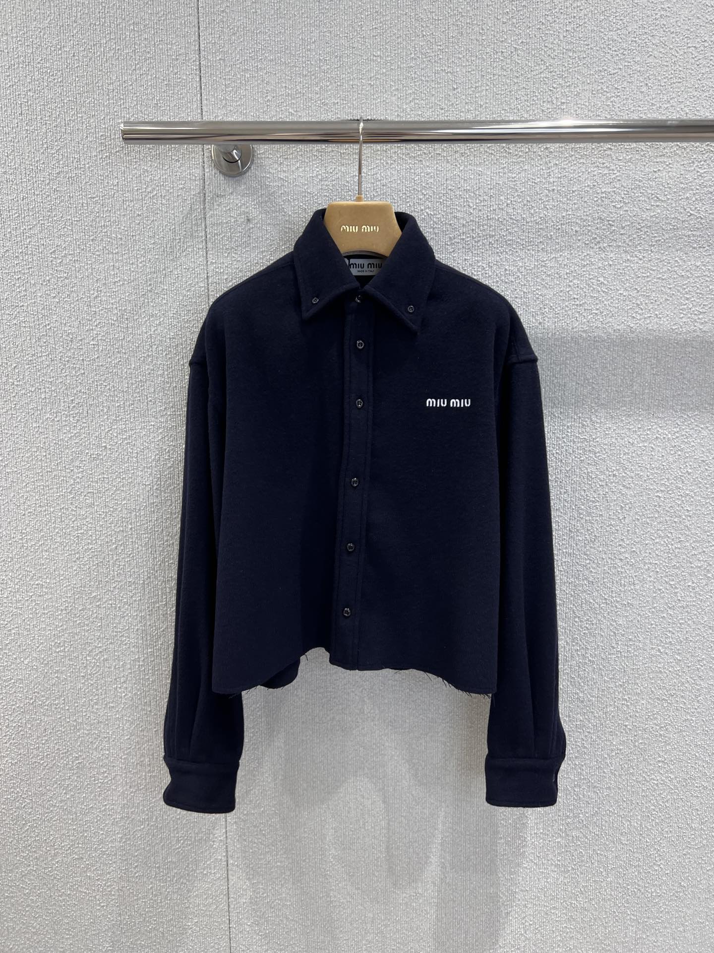 NO:578174,Support exchange Miu Mi* 25FW new autumn and winter wool shirt style short jacket丨Exclusively developed by yb!  High quality production!  Made of sheep wool fabric, the velvet feel is delicate and soft, short shirt-style tailoring + slightly loose fit, minimalist micro-label embroidery on the chest, retaining the neatness of the shirt; slight raw edge treatment on the hem, adding a bit of casual relaxation, neutralizing the exquisiteness of the wool material, the sweet and cool balance is just right. Ready-made S/M/L real shot details,, miumiu, jackets & coats, shirts, alexander wang19860909支持换款 Miu Mi* 25FW秋冬新款 羊毛衬衫式短外套丨独家yb开发！高版出品！采用绵羊毛面料,绒感细腻柔软,短款衬衫式剪裁+微宽松版型,胸前极简微标刺绣,保留衬衫的利落感；下摆微毛边处理,添了几分随性松弛,中和了羊毛材质的精致感,甜酷平衡得恰好.现货发售S/M/L实拍细节图,,miumiu,jackets & coats,shirts,alexander wang,Women's clothing