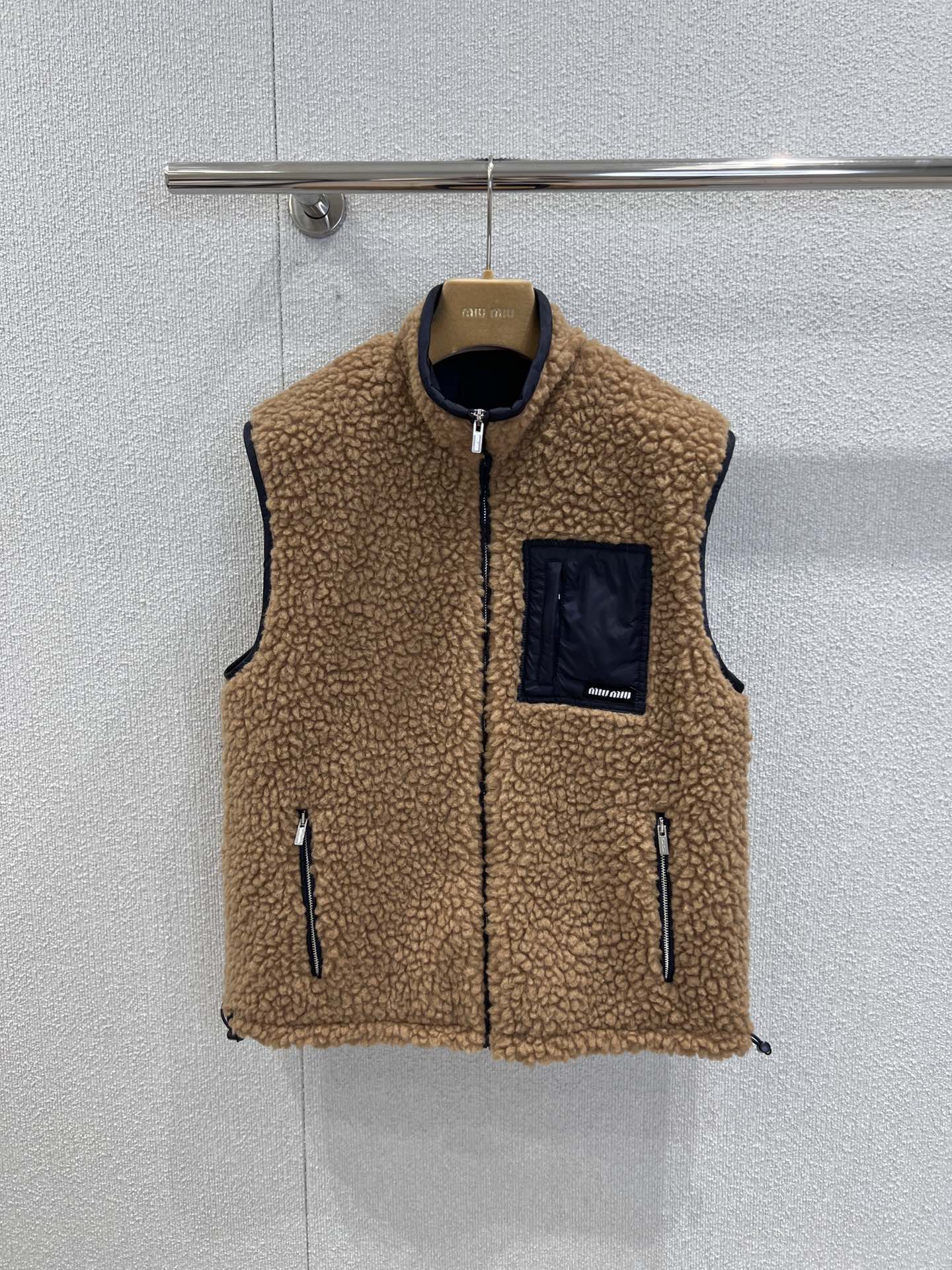 NO:577996,Support exchange Miu Mi* 25FW new autumn and winter Teddy down vest丨Exclusively developed by yb!  High quality production!  The outer layer is made of fluffy teddy velvet, with a caramel brown texture that has a warm atmosphere and is soft and healing to the skin. The interior is filled with down, which is lightweight but keeps the temperature. The black nylon stand-up collar and patch pockets neutralize the sweetness of teddy velvet and inject a sense of functional coolness. It has the healing softness of teddy velvet and the warmth-locking power of down. Wearing it, you can directly feel the warmth and texture of autumn and winter layering. Ready-made S/M/L real shot details, miumiu, down  jacket,alexander wang19860909支持换款 Miu Mi* 25FW秋冬新款 泰迪羽绒马甲丨独家yb开发！高版出品！外层是蓬松泰迪绒,焦糖棕肌理自带暖调氛围,触肤软绵治愈；内里填充羽绒,轻量却锁温,黑色尼龙立领、贴袋,中和泰迪绒的甜腻,注入机能酷感；既有泰迪绒的治愈软糯,又有羽绒的锁温实力,穿上它,秋冬叠穿的温暖与质感直接拉满.现货发售S/M/L实拍细节图,,miumiu,down jacket,alexander wang,Women's clothing