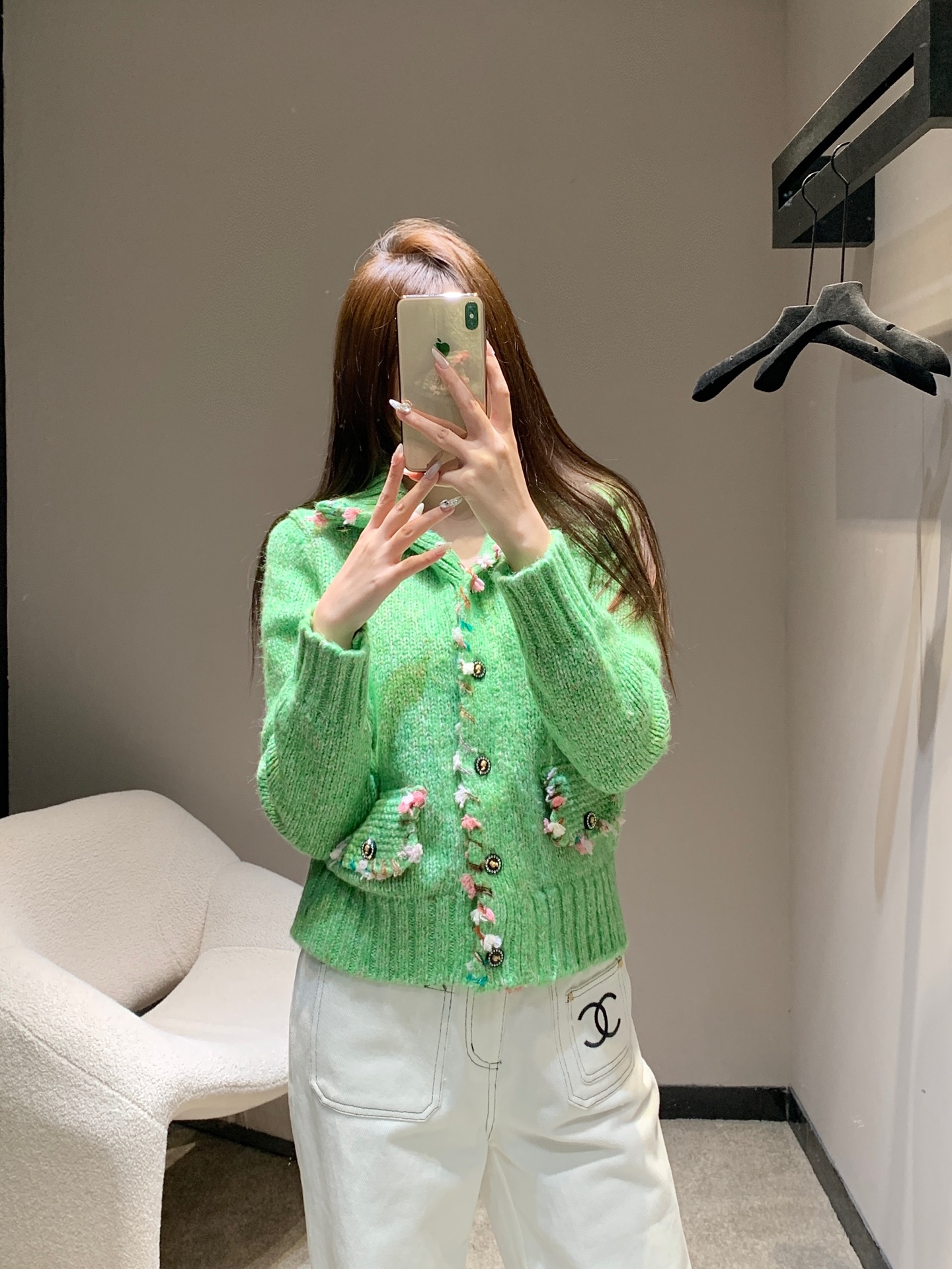 NO:577980,Chan*l 25B high-end handmade workshop series new color single-breasted knitted cardigan丨Exclusive high-end version!  It is made of blended knitted fabric with a soft mist texture, hand-woven piping on the placket and pocket edges, and metallic buttons with detailed decorations, which is a low-key and exquisite finishing touch. It has the relaxation and comfort of knitting and the luxurious details of handcrafts. Wearing it, you can directly feel the exquisiteness and atmosphere of autumn and winter. Ready for sale S/M/L,, chanel, alexander wang19860909Chan*l 25B高级手工坊系列新款 色彩系单排扣针织开衫丨独家高版出品！选用混纺针织面料,自带柔雾肌理,门襟、口袋边缘的手工编织滚边,金属质感纽扣搭配细节装饰,是低调的精致点睛；既有针织的松弛舒适,又有手工坊工艺的奢雅细节,穿上它,秋冬的精致感与氛围感直接拉满.现货发售S/M/L,,chanel,alexander wang,Women's clothing