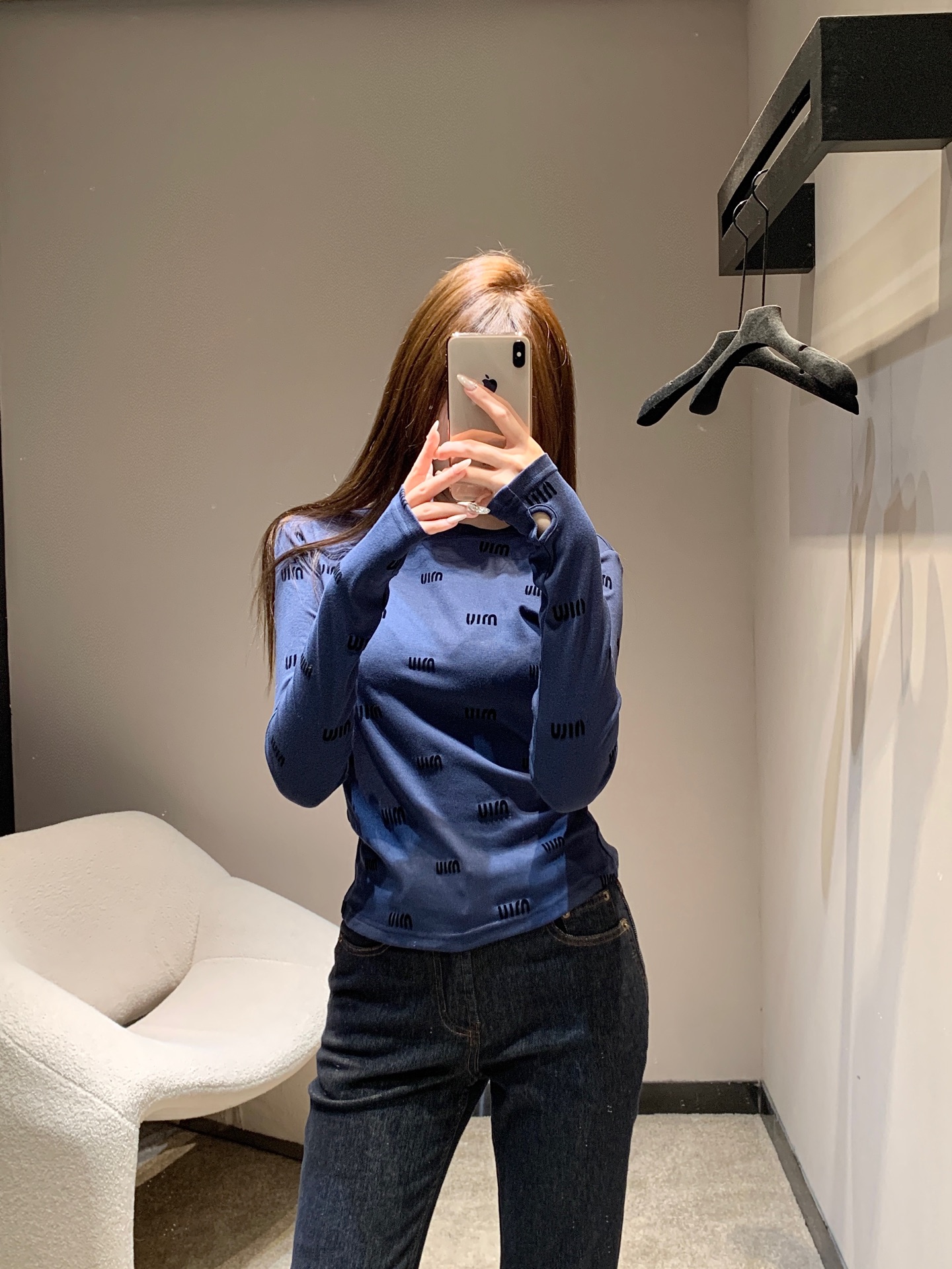 NO:577970,Miumi* 25FW new autumn and winter letter flocked printed long-sleeved T-shirt丨Exclusive high-end version!  It is made of soft elastic knitted fabric, which is skin-friendly and breathable and suitable for layering in many seasons. It feels soft and not tight, and has a flocked letter print logo, which is low-key and reveals the recognition of a luxury brand; the tailoring that fits the body shape can not only be worn alone to highlight the lines, but also can be used as an inner layer to suit various jackets; the slightly long fingertip details on the cuffs add a casual sense, making it a careful choice for autumn and winter wear. Recommended as the 'King of Bottoming' for sweet, cool and lazy autumn and winter!  Available in stock S/M/L,,miumiu,jackets & coats,tees,t-shirt,alexander wang19860909Miumi* 25FW秋冬新款 字母植绒印花长袖T恤丨独家高版出品！选用柔弹针织面料,亲肤透气且适配多季叠穿,触感软糯不紧绷, 植绒字母印花标识,低调中透出奢牌辨识度；贴合身形的剪裁,既能单穿凸显线条,也能作为内搭适配各种外套；袖口微长的指套细节,增添随性感,是秋冬穿搭的小心机.甜酷慵懒的秋冬“打底王者”推荐！现货发售S/M/L,,miumiu,jackets & coats,tees，t-shirt,alexander wang,Women's clothing
