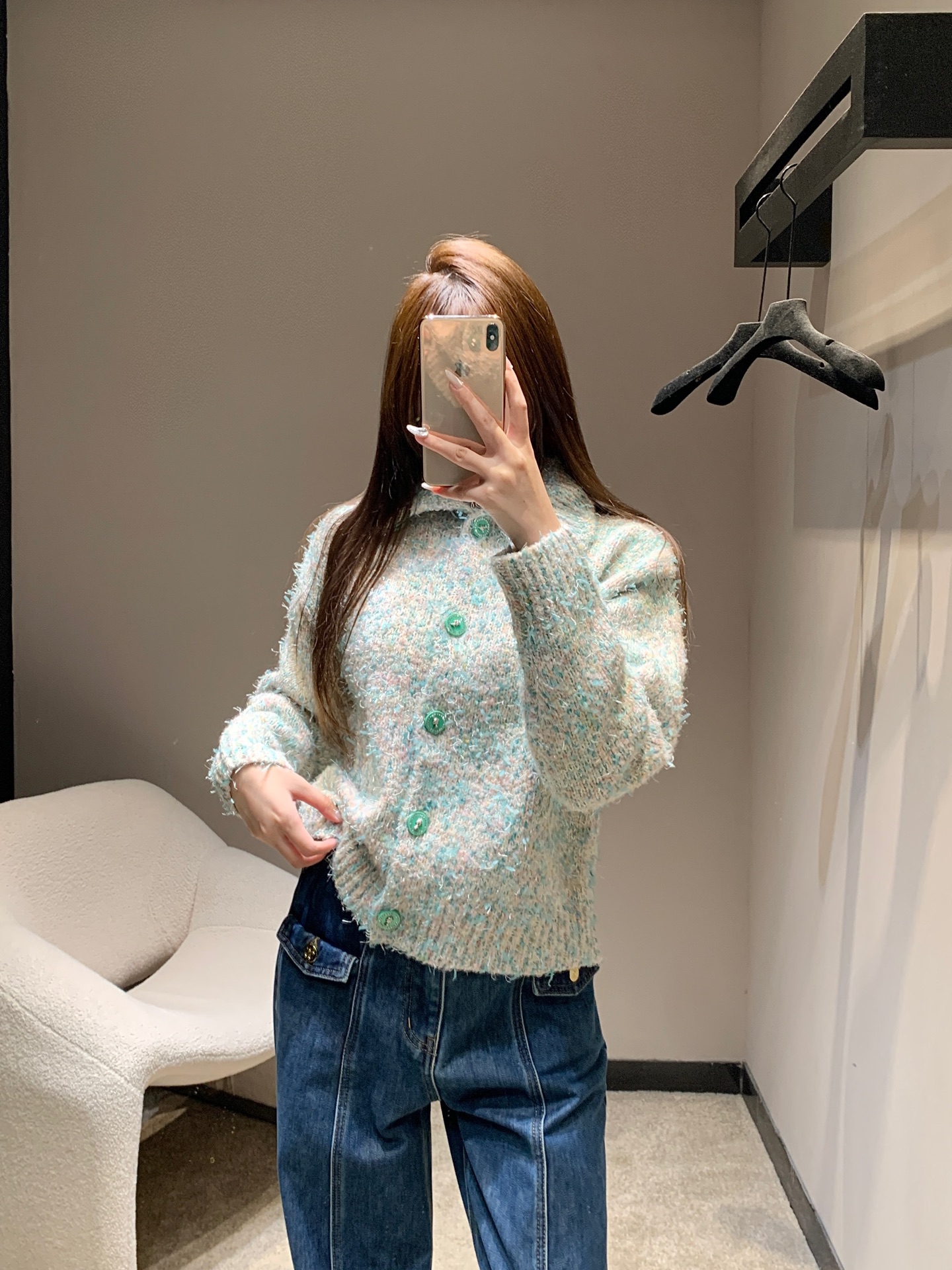 NO:578194,Chan*l 25Fw autumn and winter series lapel single-breasted knitted cardigan丨Exclusively developed by yb!  High quality production!  The wool blend material is fluffy and soft yet stiff, and the raw edge texture has a retro texture, which is warm and layered to the skin. The short lapel design naturally raises the waistline, and the loose sleeves give off a casual atmosphere, adapting to various body shapes; the turquoise double C button at the placket is inlaid with sparkling diamond elements, revealing the brand's signature luxury in a low-key manner, which is the finishing touch in the details!  Available in stock S/M/L,,chanel,alexander wang19860909Chan*l 25Fw秋冬系列 翻领单排扣针织开衫丨独家yb开发！高版出品！羊毛混纺材质,蓬松柔软却不失挺括,毛边肌理自带复古肌理,触肤温暖又有层次.短款翻领设计,自然抬高腰线,宽松袖型衬出随性氛围,适配各种身形；门襟处青绿色双C纽扣,镶嵌闪钻元素,低调中透出品牌标志性奢感,是细节里的点睛之笔！现货发售S/M/L,,chanel,alexander wang,Women's clothing