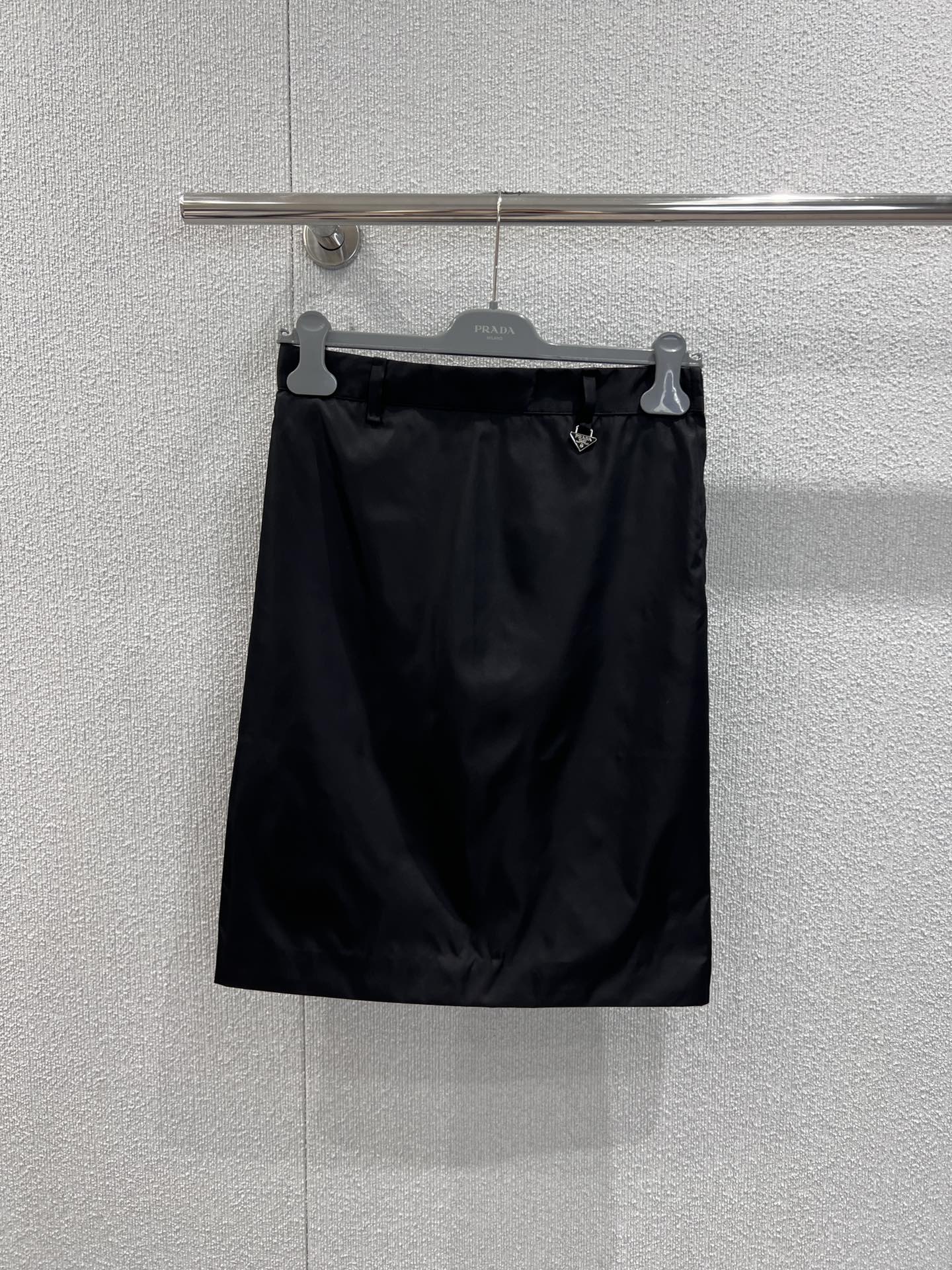 NO:610252,Supports exchange Prad* 25FW new autumn and winter regenerated nylon pencil skirt丨exclusively developed by yb!  High quality production!  Made of iconic regenerated nylon fabric, it has a low-key luster, drape and is not easy to wrinkle, taking into account environmental protection concepts and luxurious texture; embellished with a triangle metal logo on the waist, classic pencil skirt cut, high waist + slim silhouette to fit the waistline, naturally modify the hip and leg lines, the length is suitable for the workplace and daily life, and it is neat and feminine when walking. Ready for sale S/M/L real shot details, prada, skirts, alexander wang19860909支持换款 Prad* 25FW秋冬新款 再生尼龙铅笔半身裙丨独家yb开发！高版出品！采用标志性再生尼龙面料,自带低调光泽感,垂坠挺括不易皱,兼顾环保理念与奢华质感；腰间点缀三角金属徽标,经典铅笔裙剪裁,高腰+修身廓形贴合腰线,自然修饰臀腿线条,长度适配职场与日常,行走间利落又不失女性柔美.现货发售S/M/L实拍细节图,,prada,skirts,alexander wang,Women's clothing