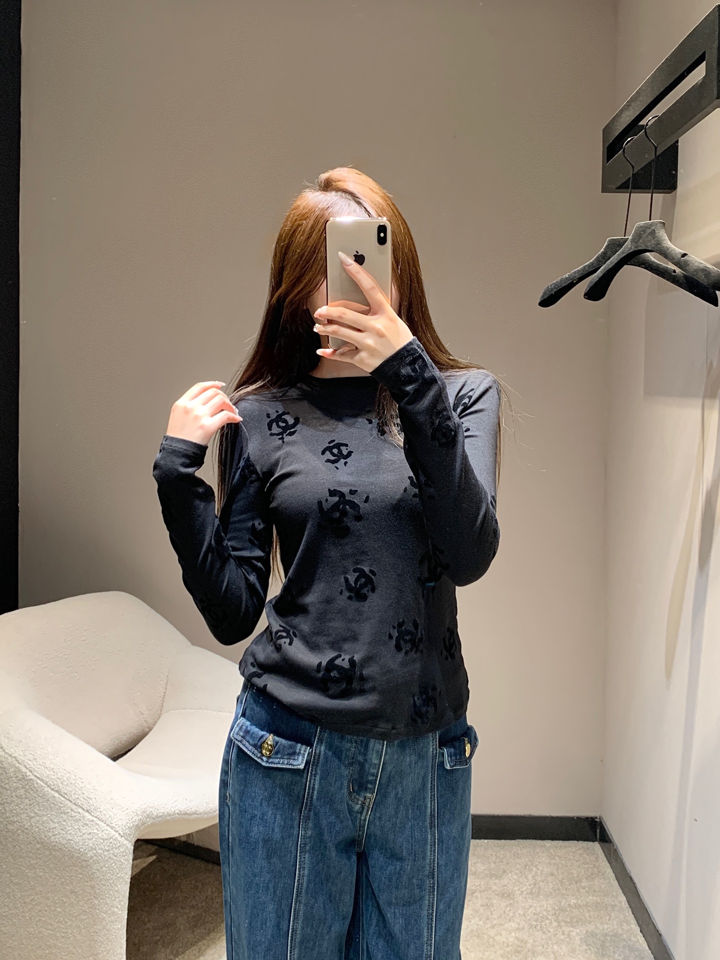 NO:578184,Chane* 25B Advanced Handicraft Workshop Series Double C flocking long-sleeved base T-shirt丨Exclusive high-end version!  Stretch knitted fabric is soft and skin-friendly and adapts to various body shapes. The cuffs and hem have fine seams. The iconic double C elements are reshaped with flocking technology. The suede texture has a low-key luxury feel. The light and shadow flow when you raise your hands. The texture and design are online at the same time. Suitable for daily commuting and layering jackets!  Available in stock S/M/L,,chanel,jackets & coats,tees,t-shirt,alexander wang19860909Chane* 25B高级手工坊系列 双C植绒长袖打底T恤丨独家高版出品！ 弹力针织面料,柔润亲肤且适配多身形,袖口与下摆的细密锁边,标志性双C元素以植绒工艺重塑错落铺陈,绒面肌理自带低调奢感,抬手间光影流动,质感与设计感同频在线.日常通勤、叠穿外套皆适配！现货发售S/M/L,,chanel,jackets & coats,tees，t-shirt,alexander wang,Women's clothing