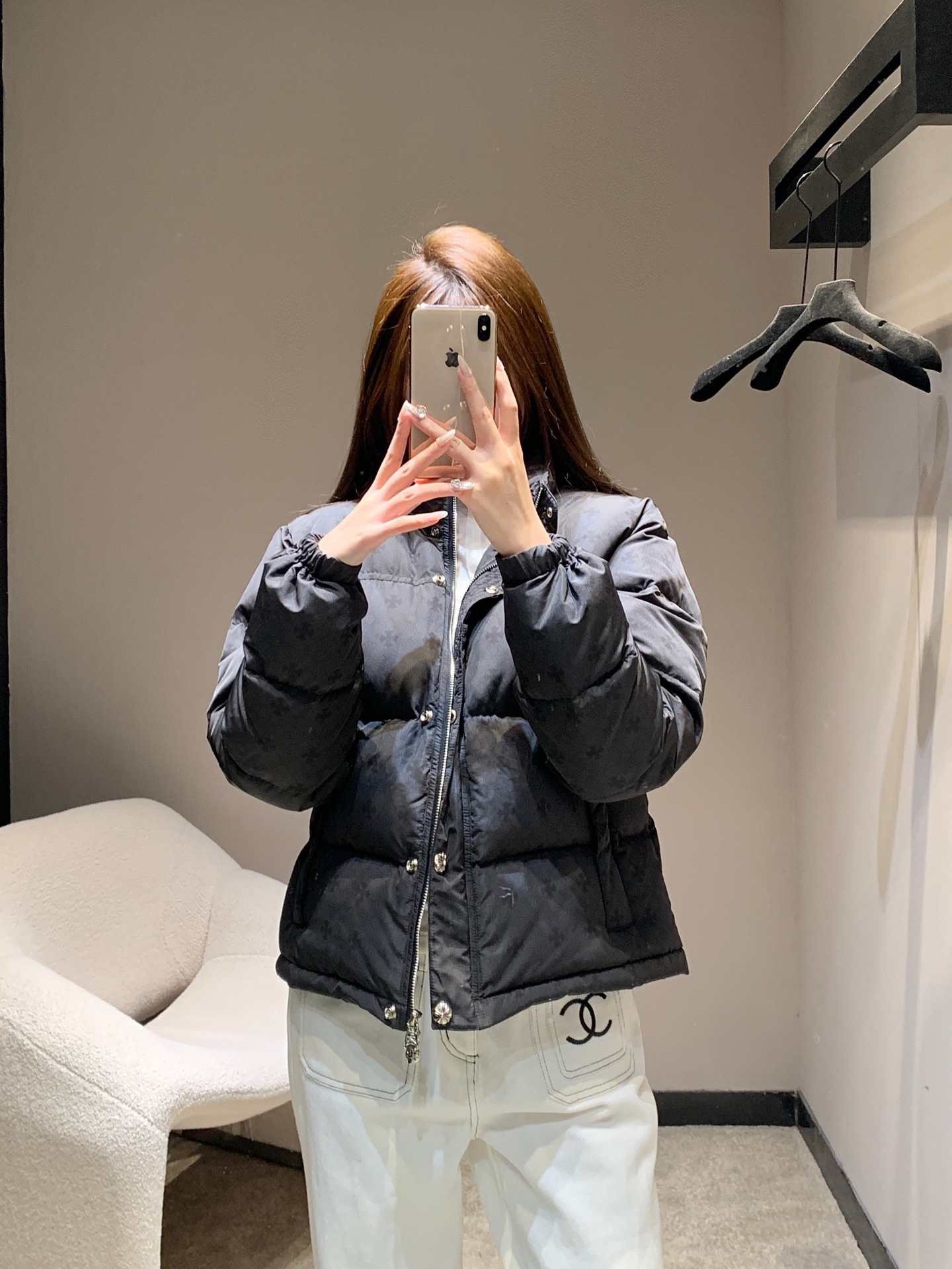 NO:578162,k Chorme heart* 25Fw new autumn and winter cross print down jacket丨Exclusive high-end version!  Chrome Hearts classic cross dark pattern is printed all over, it is low-key and has brand recognition, and the black and white two-tone color adapts to different styles!  The short silhouette + fluffy velvet can not only modify the body proportions, but also take into account the warmth in winter; the stand-up collar design + metal snap placket, the details echo the dark luxury tone of the brand, and the metal pendant at the zipper is the finishing touch. It is an indispensable autumn and winter texture in the fashionable wardrobe. Ready for sale S/M/L,, chrome hearts, jackets & coats, down jacket, alexander wang19860909k Chorme heart* 25Fw秋冬新款 十字架印花羽绒服外套丨独家高版出品！满印Chrome Hearts经典十字架暗纹,低调中自带品牌辨识度,黑白双色适配不同风格！短款廓形+蓬松充绒,既能修饰身材比例,又能兼顾冬日保暖性；立领设计+金属按扣门襟,细节处呼应品牌暗黑奢华调性,拉链处的金属吊坠更是点睛之笔.是潮人衣橱里不可少的秋冬质感担当.现货发售S/M/L,,chrome hearts,jackets & coats,down jacket,alexander wang,Women's clothing