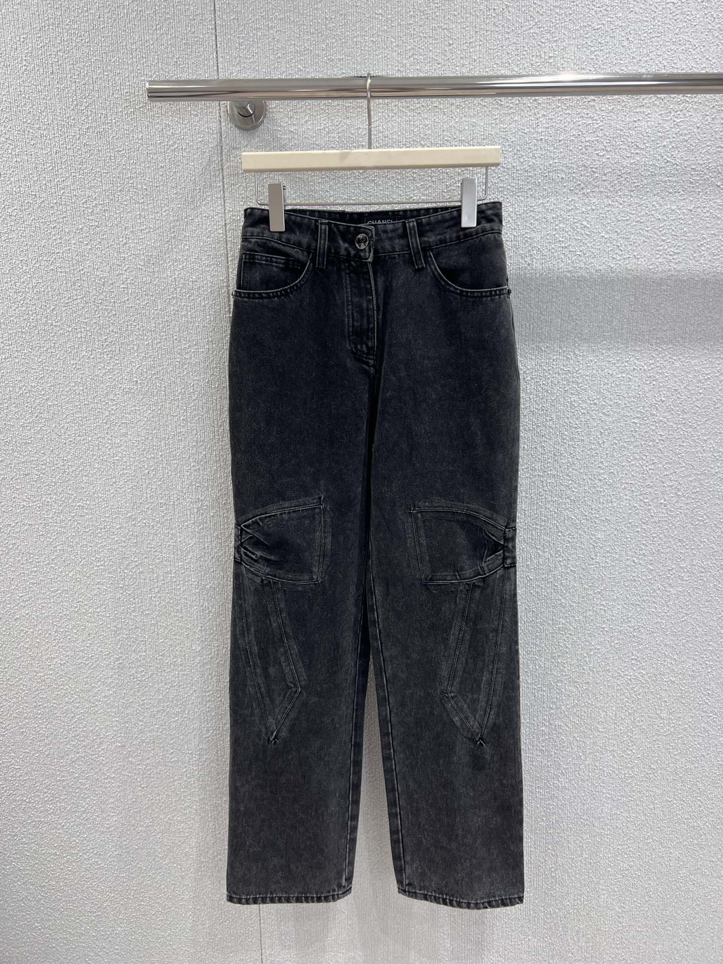 NO:578169,Supports exchange of styles Chane* 25K high-end handmade workshop series bow embossed denim trousers丨exclusively developed by yb!  High quality production!  The light-washed denim fabric is relaxed and casual, and the three-dimensional bow stitching process on the trousers is the core highlight. The three-dimensional decoration is created through splicing and threading, breaking the monotony of basic denim and giving the trousers a light and luxurious handmade texture. The workwear-style patch pocket design adds a layer of spontaneity, giving the right balance of elegance and coolness. Actual shot details of S/M/L ready for sale, chanel, alexander wang19860909支持换款 Chane* 25K高级手工坊系列 蝴蝶结压花牛仔长裤丨独家yb开发！高版出品！浅水洗牛仔面料自带松弛随性,裤身立体的蝴蝶结缝线工艺是核心亮点,通过拼接、走线塑造出立体装饰感,打破基础牛仔的单调,赋予裤装轻奢的手工坊质感；工装风贴袋设计则增添了率性层次,让优雅与酷感平衡得恰到好处.现货发售S/M/L实拍细节图,,chanel,alexander wang,Women's clothing