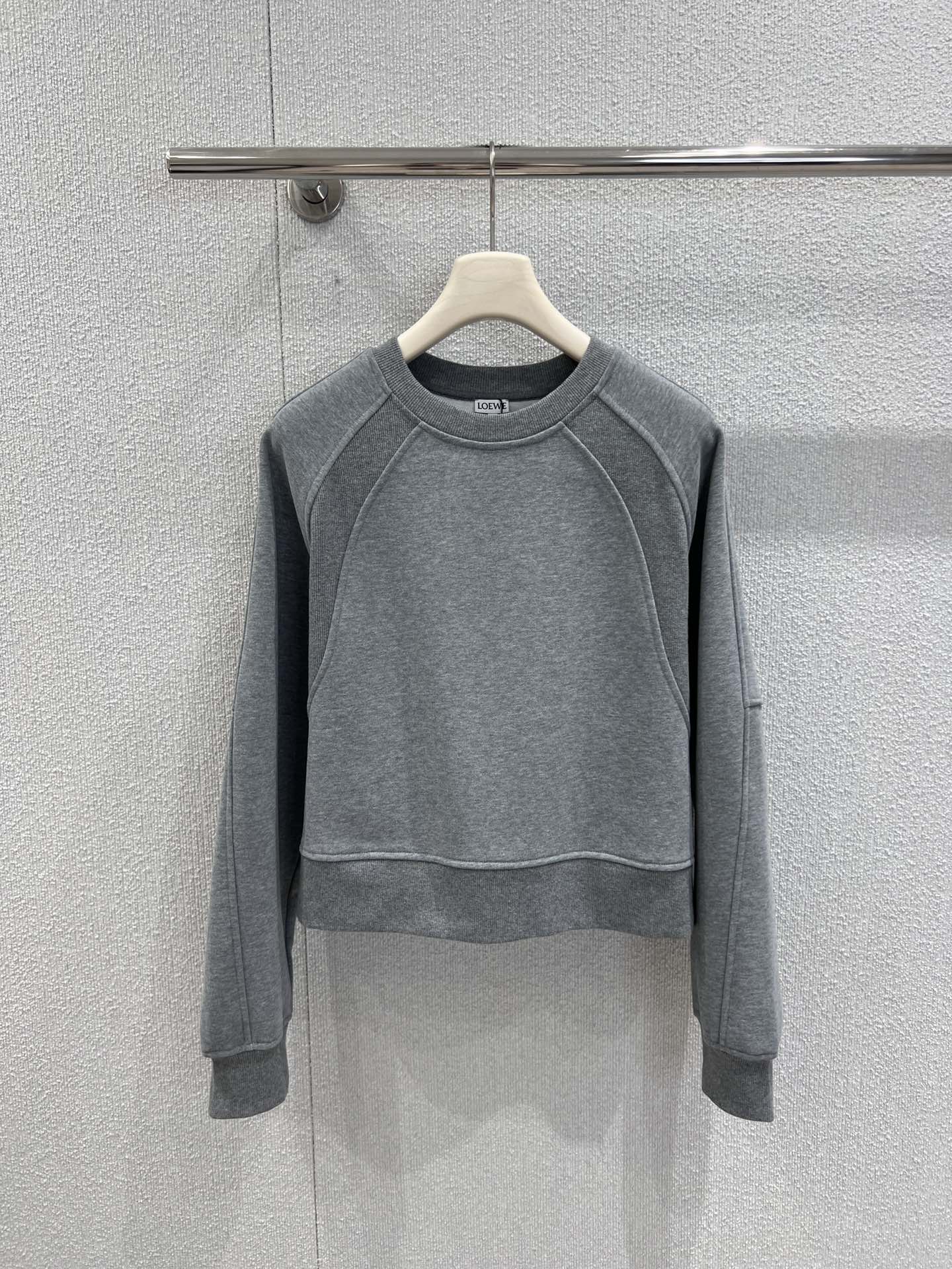 NO:578421,Supports exchange Loew* 25FW new autumn and winter minimalist round neck sweatshirt丨Exclusive high-end version!  It is made of high-density fleece cotton fabric, with a fine matte matte texture on the surface. It feels soft and warm when touching the skin, but it is not as bulky as ordinary sweatshirts. The short and slightly loose cut is just stuck at the waistline. The combination of dropped shoulders + micro lantern sleeves brings a lazy and relaxed sense.  The mini leather logo on the back is the 'finishing touch' in the minimalist style - not ostentatious, but accurately hits the light luxury aesthetic. Ready-made S/M/L real shot details, loewe, hoodie, sweatshirts, alexander  wang19860909支持换款 Loew* 25FW秋冬新款 极简圆领卫衣丨独家高版出品！采用高密度抓绒棉面料,表面是细腻的雾面哑光质感,触肤是裹紧暖意的柔软,却不会像普通卫衣那样显臃肿；短款微宽松剪裁,恰好卡在腰线位置,落肩+微灯笼袖的组合,自带慵懒松弛的随性感,后背的迷你皮质徽标,是极简风里的“点睛之笔”——不张扬,却精准戳中轻奢审美.现货发售S/M/L实拍细节图,,loewe,hoodie,sweatshirts,alexander wang,Women's clothing