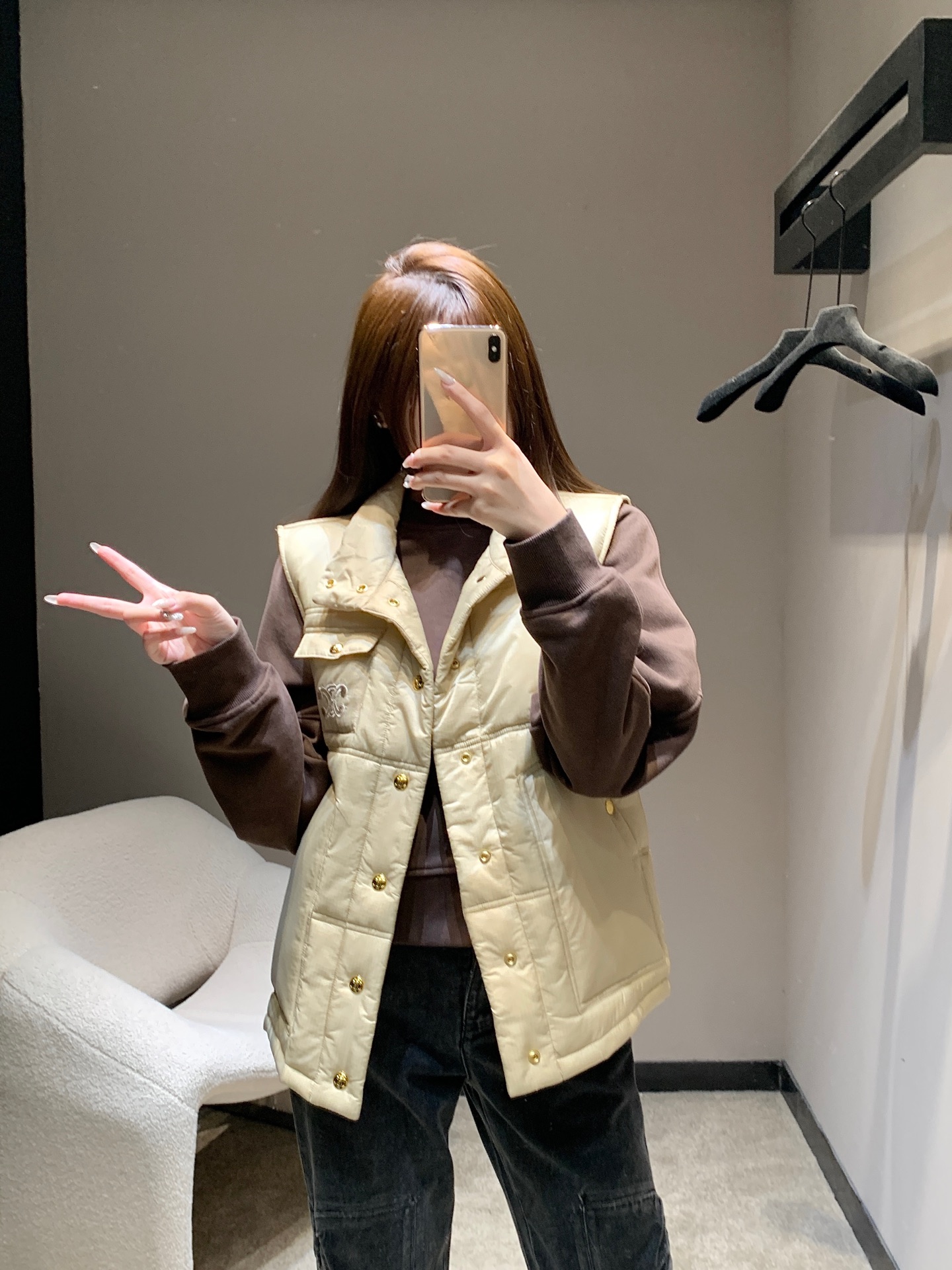 NO:578436,Celin* 25FW new autumn and winter Arc de Triomphe embroidered stand-collar cotton-padded vest | Exclusive high-end version!  Matte micro-wrinkle nylon fabric, with a low-key high-end luster; filled with light warm cotton, with delicate checkered quilting, short stand-up collar version, the stand-up collar can be adjusted freely, suitable for layering with high-collar inner wear/sweatshirts; the metal snaps all over the body have a warm retro golden luster!  Available in stock S/M/L,,celine,hoodie,sweatshirts,alexander wang19860909Celin* 25FW秋冬新款 凯旋门刺绣立领棉衣马甲丨独家高版出品！哑光微皱尼龙面料,自带低调的高级光泽感；填充轻盈保暖棉,做了细腻的方格绗缝,短款立领版型,立领可自由调节,适配高领内搭/卫衣的叠穿；全身的金属按扣,泛着温润的复古金光泽！现货发售S/M/L,,celine,hoodie,sweatshirts,alexander wang,Women's clothing