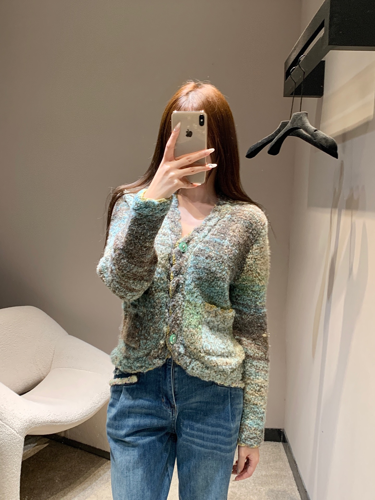 NO:578426,Chan*l 25FW new autumn and winter misty forest V-neck knitted cardigan丨Exclusive high-end version!  Made of colorful dot blended circle yarn, the low saturated tones are kneaded into the plush texture, like the soft smudge of the misty forest in the morning; it has a soft and waxy feel that is fluffy but not heavy when touching the skin. It can wrap up the warmth when worn in autumn and winter. The short and slightly loose version fits right into the high-waist position, suitable for all kinds of bottoms, while quietly raising the waistline!  The fine glittering gold silk edging on the edge has a low-key luster in the plush texture, and there are fine reflections when you walk around!  Available in stock S/M/L,,chanel,alexander wang19860909Chan*l 25FW秋冬新款 雾感森林V领针织开衫丨独家高版出品！采用彩点混纺圈圈纱,低饱和色调揉进毛绒肌理里,像清晨雾面森林的柔和晕染；触肤是蓬松却不厚重的软糯感,秋冬穿既裹住暖意,短款微宽松版型,恰好卡在高腰位置,适配各种下装的同时,悄悄拉高腰线！边缘的细闪金丝包边,在毛绒肌理里泛着低调光泽,走动时的细碎反光！现货发售S/M/L,,chanel,alexander wang,Women's clothing