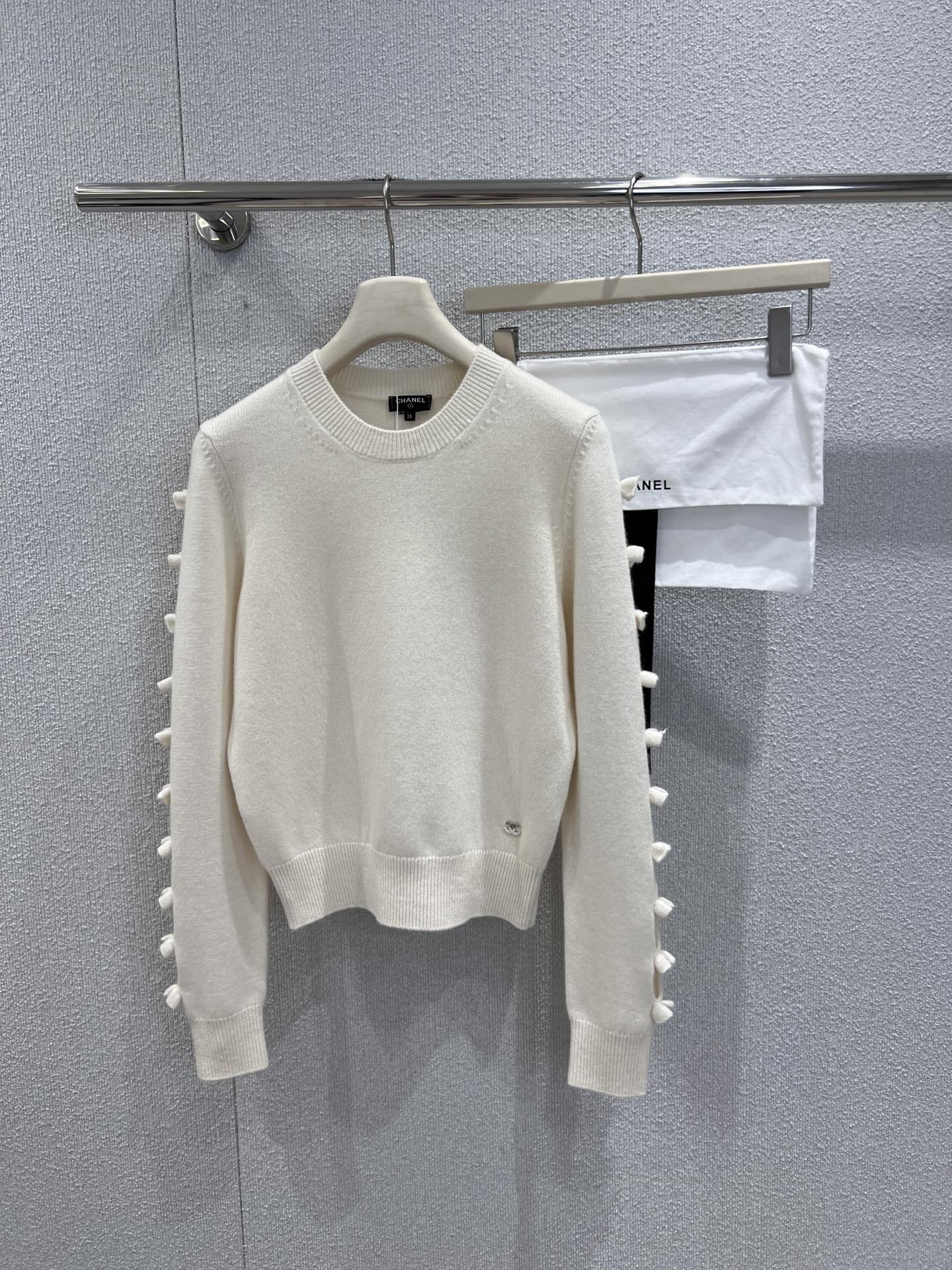 NO:627537,Support exchange Chane* 25K high-end handicraft series bow hollow long-sleeved cashmere knitted sweater丨exclusively developed by yb!  High quality production!  Made of soft and waxy cashmere, it has a gentle base. The cashmere fiber is delicate and skin-friendly. It comes with a soft light filter. The upper body is light and warm. The sleeves are decorated with hand-made three-dimensional bows. It is matched with a hollow cut. It reveals just the right amount of skin between sweet and cool, breaking the dullness of the basic model. The half-high collar + waisted version fits the body shape but is not cramped, and is suitable for all kinds of body types. Ready for sale S/M/L real shot details, chanel, sweaters, alexander wang19860909支持换款Chane* 25K高级手工坊系列 蝴蝶结镂空长袖羊绒针织毛衣丨独家yb开发！高版出品！以软糯羊绒织就温柔基底,羊绒纤维细腻亲肤,自带柔光滤镜,上身轻盈暖糯,袖身缀满手工立体蝴蝶结,搭配镂空剪裁,甜酷间露肤度恰好,打破基础款沉闷；半高领+收腰版型,贴合身形却不局促,适配各种身材.现货发售S/M/L实拍细节图,,chanel,sweaters,alexander wang,Women's clothing