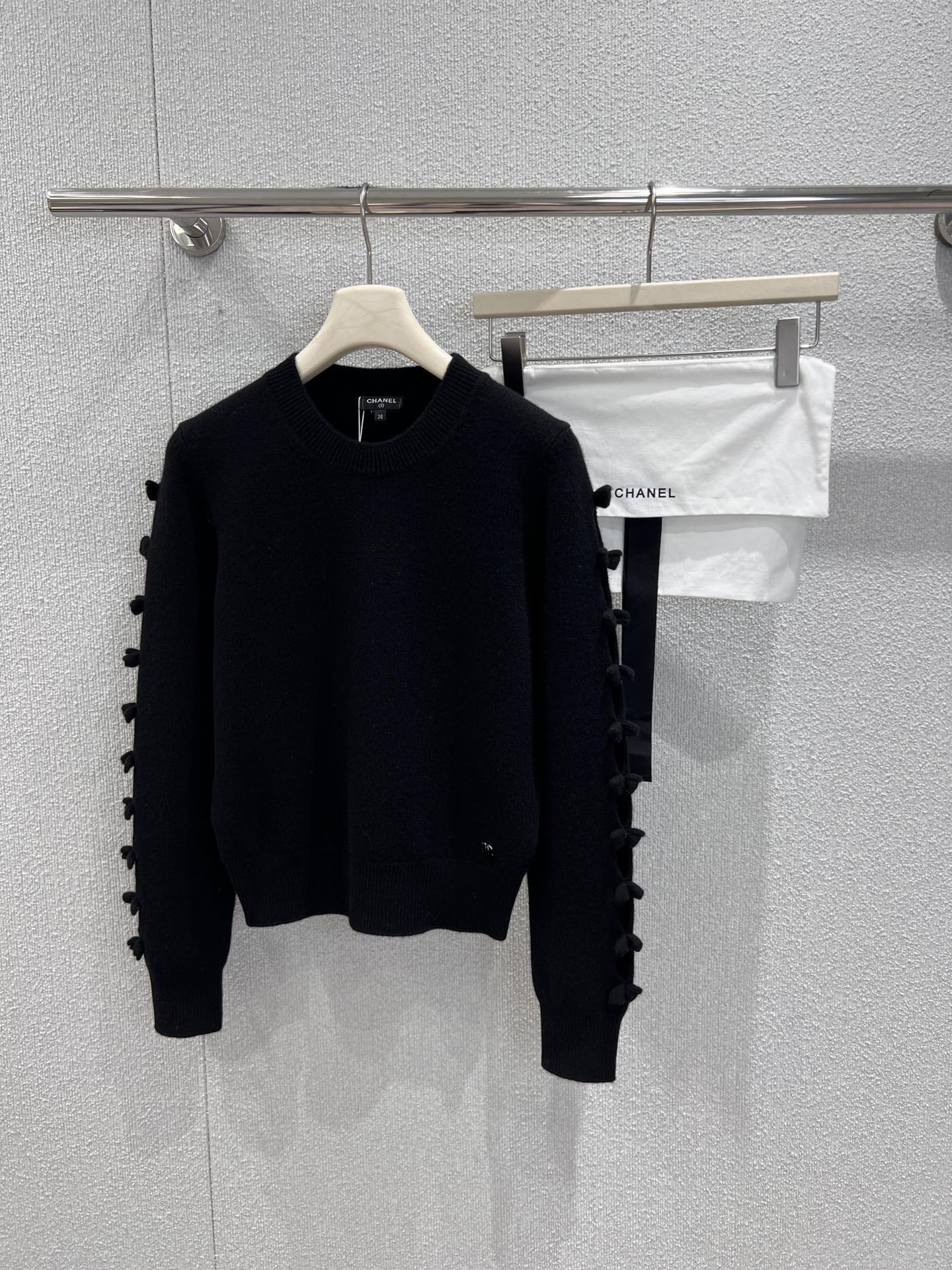 NO:627553,Supports exchange of styles Chane* 25K high-end handmade workshop series bow hollow long-sleeved cashmere knitted sweater丨exclusively developed by yb!  High quality production!  Made of soft and waxy cashmere, it has a gentle base. The cashmere fiber is delicate and skin-friendly. It comes with a soft light filter. The upper body is light and warm. The sleeves are decorated with hand-made three-dimensional bows. It is matched with a hollow cut. It reveals just the right amount of skin between sweet and cool, breaking the dullness of the basic model. The half-high collar + waisted version fits the body shape but is not cramped, and is suitable for all kinds of body types. Ready for sale S/M/L real shot details, chanel, sweaters, alexander wang19860909支持换款 Chane* 25K高级手工坊系列 蝴蝶结镂空长袖羊绒针织毛衣丨独家yb开发！高版出品！以软糯羊绒织就温柔基底,羊绒纤维细腻亲肤,自带柔光滤镜,上身轻盈暖糯,袖身缀满手工立体蝴蝶结,搭配镂空剪裁,甜酷间露肤度恰好,打破基础款沉闷；半高领+收腰版型,贴合身形却不局促,适配各种身材.现货发售S/M/L实拍细节图,,chanel,sweaters,alexander wang,Women's clothing