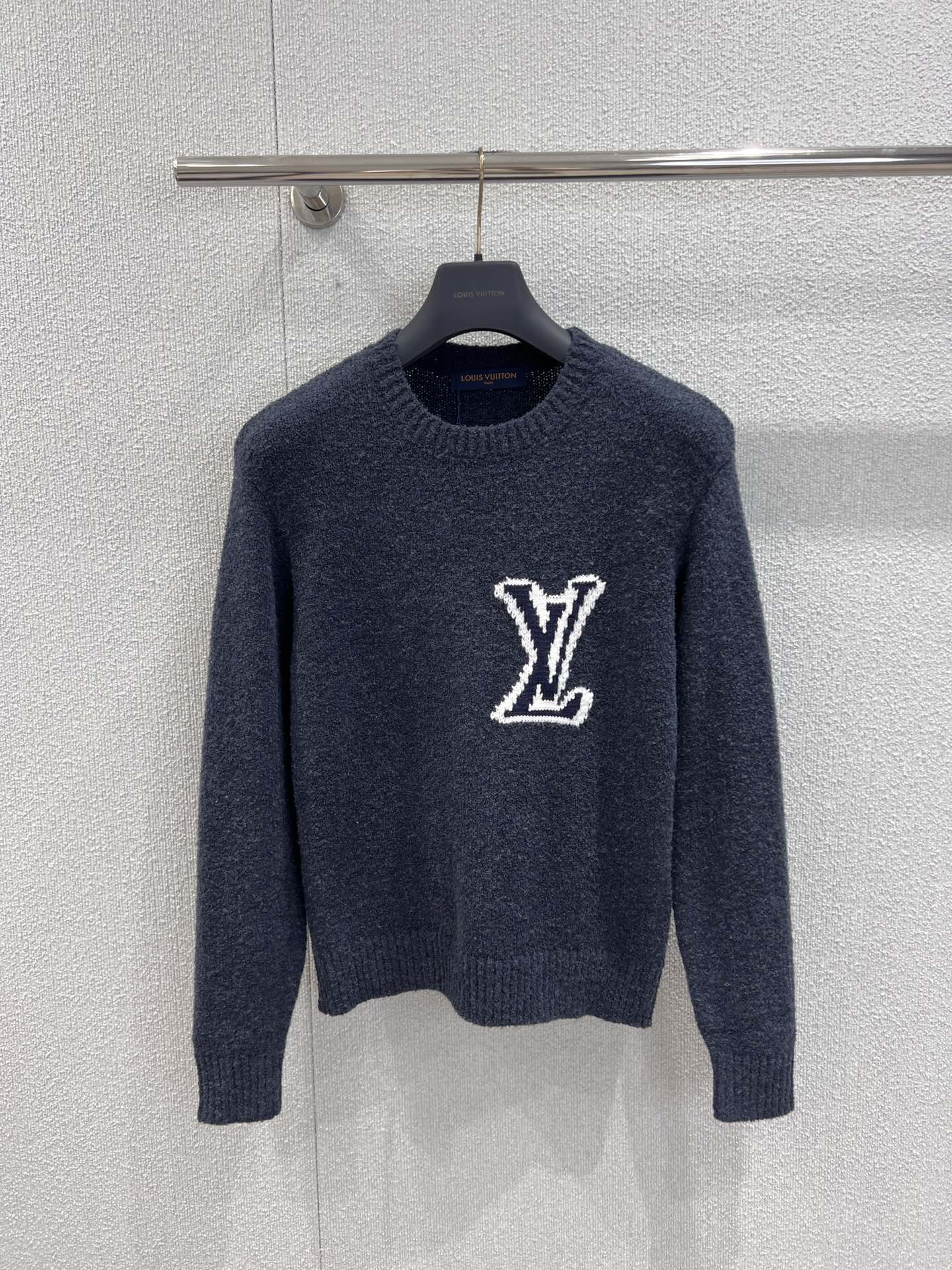 NO:578602,Supports exchange Louis Vuitto* 25Fw new autumn and winter classic logo intarsia round neck woolen sweater丨Exclusive high-end version!  It is based on dark gray wool blended fabric and has a delicate plush texture. The soft and waxy feel is suitable for the cool climate of early autumn. The round neck style is relaxed and not cramped, and the dropped shoulder tailoring brings out the casual and lazy daily tone. The body is both front and back.  Embedded with classic letter intarsia, the white and blue contrasting lines are neat and eye-catching, which not only retains the high-end recognition, but also weakens the sense of thickness, suitable for layering or single wear scenes. Ready-made S/M/L real shot details, Louis  vuitton,alexander wang19860909支持换款 Louis Vuitto* 25Fw秋冬新款 经典Logo嵌花圆领羊毛衫丨独家高版出品！以深灰调羊毛混纺面料为基底,自带细腻毛绒肌理,软糯触感适配早秋微凉气候；圆领版型松弛不局促,落肩剪裁衬出随性慵懒的日常腔调.衣身前后均嵌入经典字母嵌花,白蓝撞色线条利落醒目,既保留高奢辨识度,又弱化了厚重感,适配叠穿或单穿场景.现货发售S/M/L实拍细节图,,louis vuitton,alexander wang,Women's clothing