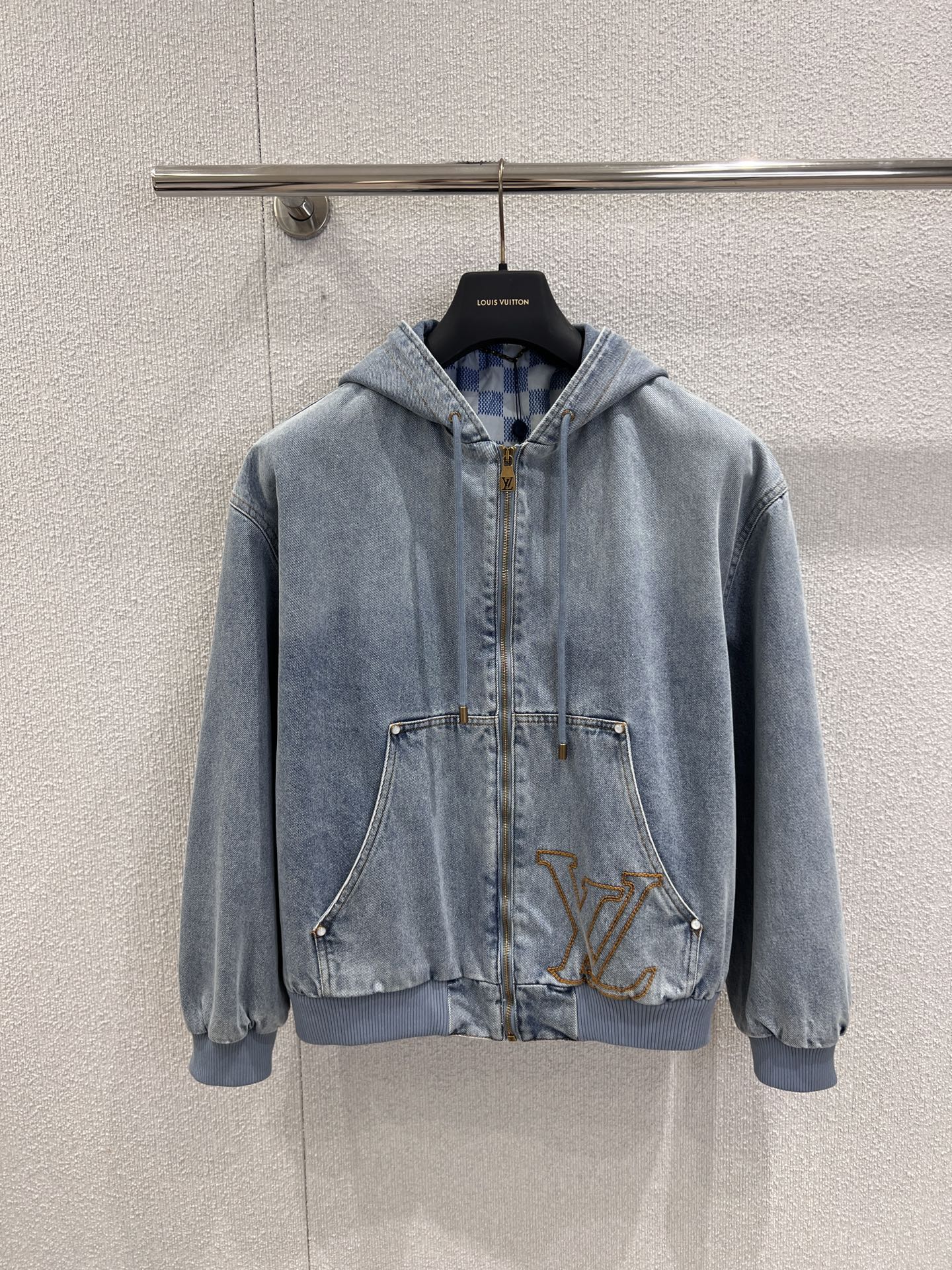 NO:579172,Support exchange Louis Vuit*on 25FW new autumn and winter Logo embroidered denim hooded jacket丨Exclusive high-end version!  Selected light-wash distressed denim fabrics, with retro soft-focus filter, soft and waxy texture that breaks the stiff stereotype of traditional denim. The body is embroidered with iconic letters and uses metallic embroidery thread interweaving technology. The oversize loose silhouette is compatible with various body shapes. The hooded + drawstring design takes into account both styling and warmth; it is suitable for the comfort and casualness of layering in autumn and winter. Ready-made S/M/L real shot details, Louis  vuitton,versace,jackets & coats,hats,alexander wang19860909支持换款 Louis Vuit*on 25FW秋冬新款 Logo刺绣牛仔连帽外套丨独家高版出品！甄选浅水洗做旧牛仔面料,自带复古柔焦滤镜,软糯质感打破传统牛仔的硬挺刻板,衣身缀以标志性字母刺绣,采用金属质感绣线交织工艺,oversize宽松廓形兼容各种身形,连帽+抽绳设计兼顾造型感与保暖性；适配秋冬叠穿的舒适与随性.现货发售S/M/L实拍细节图,,louis vuitton,versace,jackets & coats,hats,alexander wang,Women's clothing