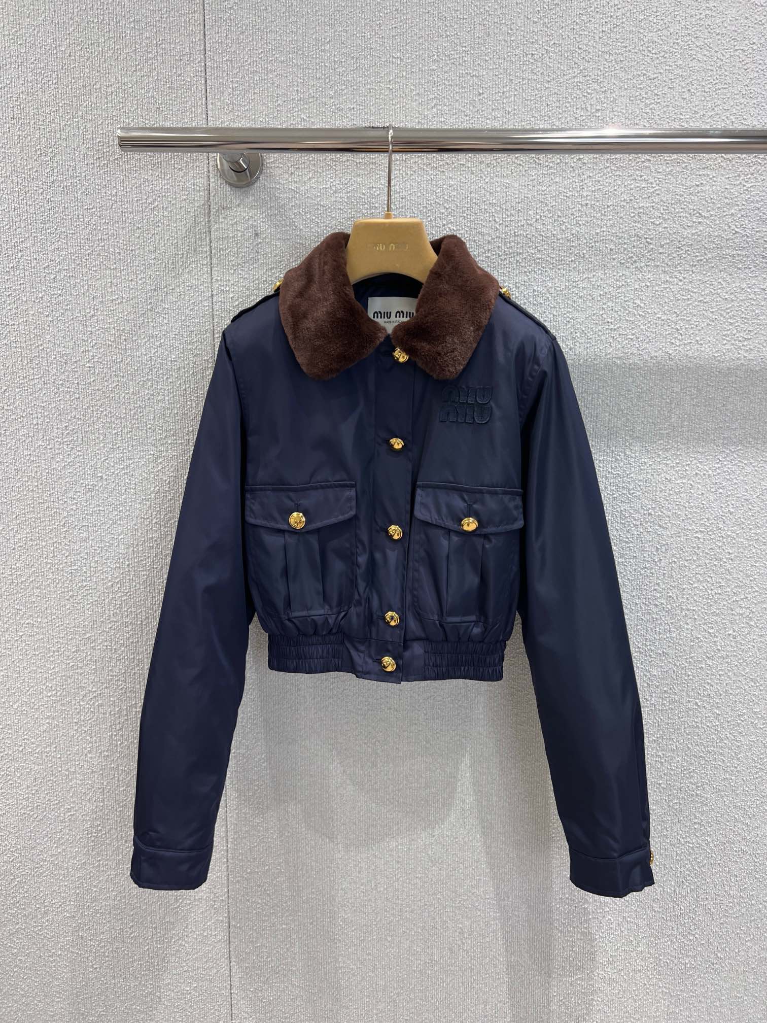 NO:578908,Jackets and skirts support exchange. MiuMi* 25 new autumn and winter style lapel short tunic jacket + skirt suit丨exclusively developed by yb!  High quality production!  The matte satin nylon fabric is selected, with a low-key soft luster, and a sense of stiffness and drape; the interior is quilted and filled, taking into account both autumn and winter warmth and a light silhouette; the lapel is spliced with plush material, giving it a warm atmosphere; the chest stands  Body work pockets + gilt metal buttons, full of retro feel; high-waisted design of the same fabric, with symmetrical work pockets and gilt buttons, echoing the details of the jacket; the skirt is short but not cramped, taking into account both girlishness and daily practicality!  Ready-made S/M/L real shot details,,miumiu,skirts,jackets & coats,jackets & coats,alexander wang19860909外套 半裙支持换款 MiuMi* 25秋冬新款 翻领短款束腰夹克+半裙套装丨独家yb开发！高版出品！甄选哑光缎面尼龙面料,自带低调柔润光泽,挺括度与垂坠感兼具；内里夹棉填充,兼顾秋冬保暖性与轻盈廓形；翻领拼接毛绒材质,自带温暖氛围；胸前立体工装口袋+金属鎏金纽扣,复古感拉满；同面料高腰设计,搭配对称工装口袋与鎏金纽扣,与夹克细节呼应；裙型短而不局促,兼顾少女感与日常实穿性！现货发售S/M/L实拍细节图,,miumiu,skirts,jackets & coats,jackets & coats,alexander wang,Women's clothing