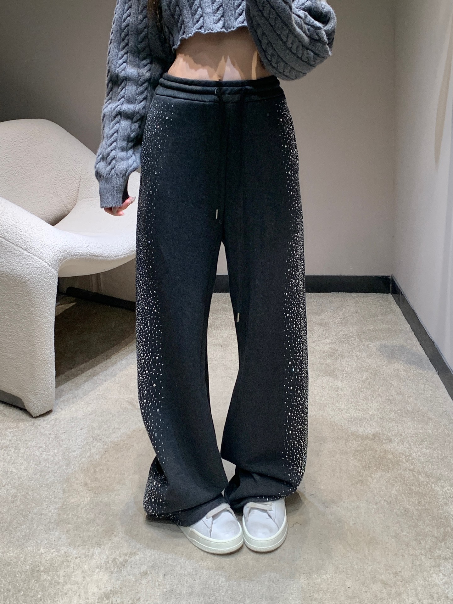 NO:578624,Ann andel*an 25FW new autumn and winter new style scimitar casual pants with side seams and diamonds丨Exclusively developed by yb!  High quality production!  Made of heavyweight terry sweatshirt fabric, the surface is delicate and skin-friendly. The sides of the trousers are made of gradient intensive rhinestone technology. The fine rhinestones reflect the sparkling luster with the light. It is low-key and not exaggerated. It is warm and non-restraining when worn in autumn and winter. The drape is just right. The machete trousers have a lazy silhouette and are easy to walk.  It fits the leg lines easily without being tight. The brand logo is embroidered on the back waist pocket, the drawstring waistband + invisible side pockets, taking into account practical wearability and minimalist design. Available in stock S/M/L, hoodie, sweatshirts, alexander  wang19860909Ann andel*an 25FW秋冬新款 侧缝烫钻弯刀休闲裤丨独家yb开发！高版出品！选用重磅毛圈卫衣面料,表面细腻亲肤,裤身侧边采用渐变密集烫钻工艺,细碎水钻随光线折射出粼粼光泽,低调不浮夸,秋冬穿着既保暖又无束缚感；垂坠感恰到好处,弯刀裤型自带慵懒轮廓,走动间贴合腿部线条却不紧绷.后腰口袋处品牌logo刺绣,抽绳腰头+隐形侧袋,兼顾实穿性与极简设计感.现货发售S/M/L,,hoodie,sweatshirts,alexander wang,Women's clothing