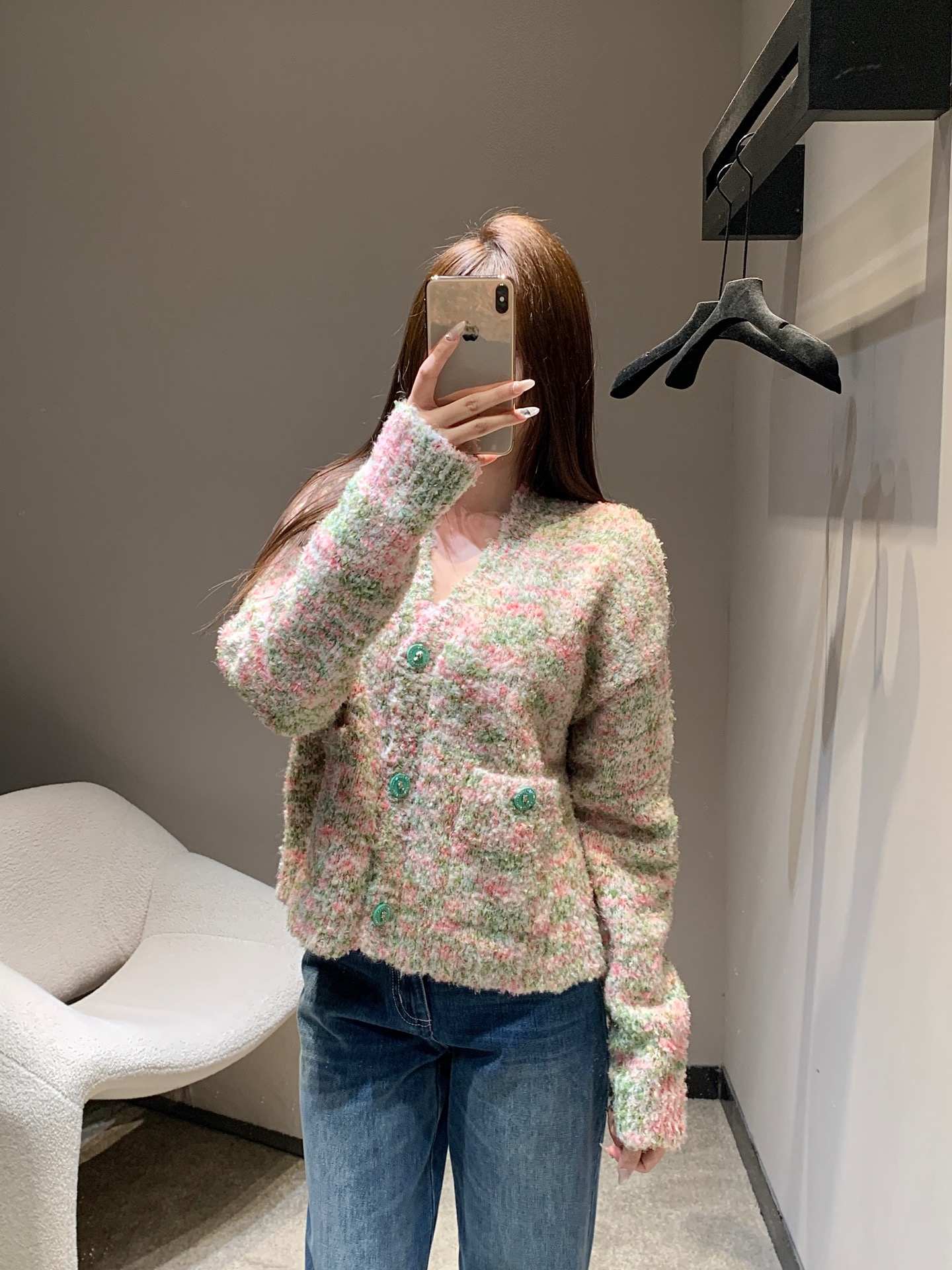 NO:578740,Chane* 25K high-end handmade workshop series pink and green mixed V-neck knitted cardigan丨Exclusive high-end version!  Soft cherry blossom pink is intertwined with fresh mint green, with a hazy matte texture, like flowers kneaded into knitting; soft and waxy fluff wraps the body, warm but not heavy, and the skin is as gentle as being 'embraced by clouds'; the V-neck modifies the shoulder and neck lines, and the emerald button is the finishing touch, hiding the sophistication of a luxury brand in a low-key manner. Available now S/M/L,, chanel, alexander wang19860909Chane* 25K高级手工坊系列 粉绿混织V领针织开衫丨独家高版出品！柔和樱花粉交织清新薄荷绿,自带朦胧的雾面肌理,像把繁花揉进了针织里；软糯绒毛包裹身型,暖而不重,贴肤是“被云朵拥抱”的温柔；V领修饰肩颈线条,祖母绿纽扣是点睛之笔,低调里藏着奢牌精致感.现货发售S/M/L,,chanel,alexander wang,Women's clothing