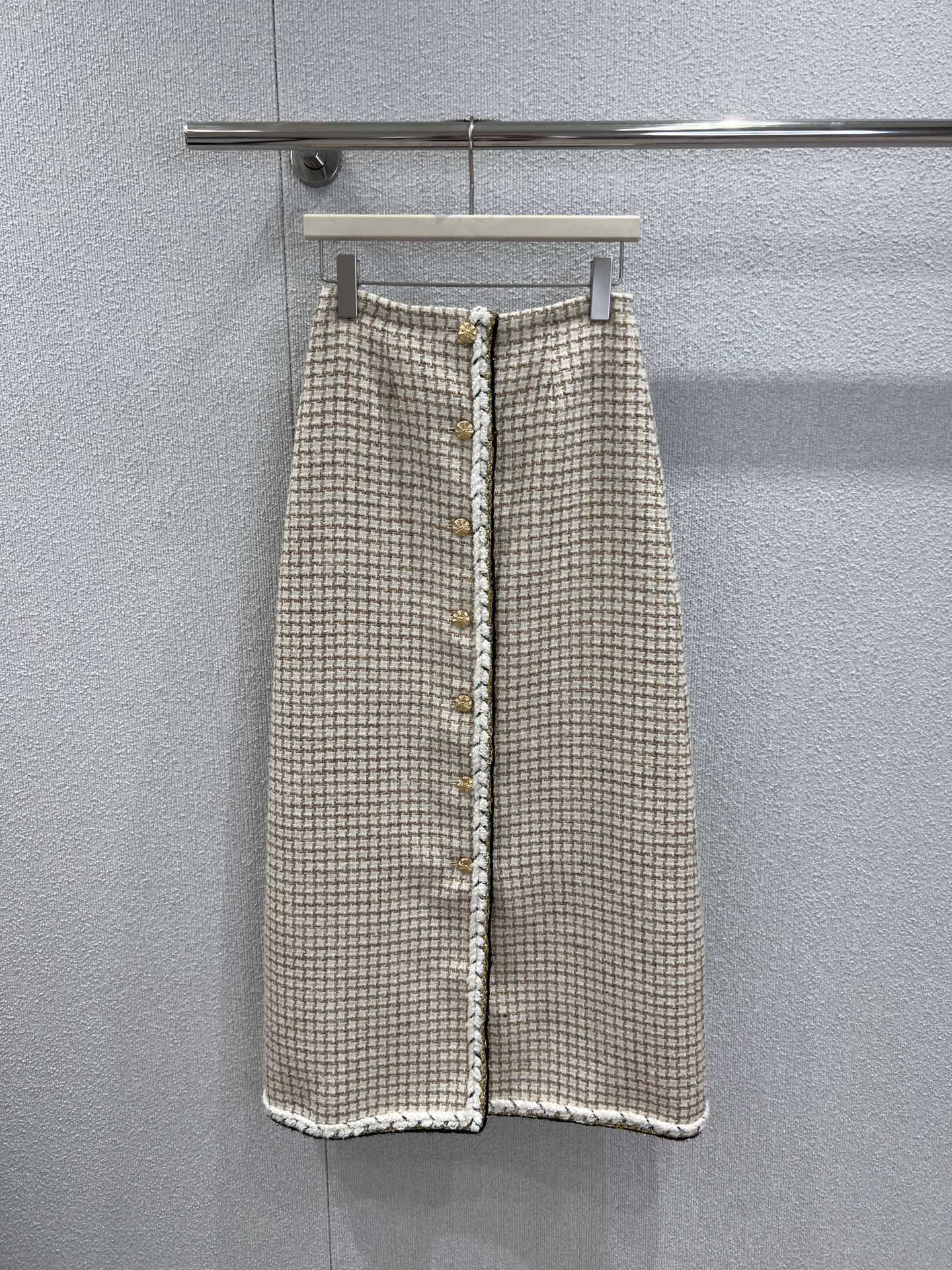 NO:578736,The long skirt supports exchange. Chan*l 25K Advanced Handicraft Workshop Series Tweed Layer Suit丨Exclusively developed by yb!  High quality production!  The off-white background is intertwined with golden brown yarn, with its own delicate luster, which is the exclusive texture of the handicraft workshop; black and gold contrast piping + metal buttons, detachable layering design vest, short skirt, long skirt can be separated and reorganized, one piece can unlock N kinds of looks. Let layering become art, let elegance never fade!  Ready sale S/M/L real shot details,,chanel,skirts,alexander wang19860909长裙支持换款 Chan*l 25K高级手工坊系列 粗花呢叠穿套装丨独家yb开发！高版出品！米白底色交织金棕纱线,自带细腻光泽,是手工坊专属的肌理质感；黑金撞色滚边+金属纽扣,可拆卸叠穿设计马甲、短裙、长裙可拆分重组,一件解锁N种造型.让叠穿成为艺术,让优雅永不褪色！现货发售S/M/L实拍细节图,,chanel,skirts,alexander wang,Women's clothing