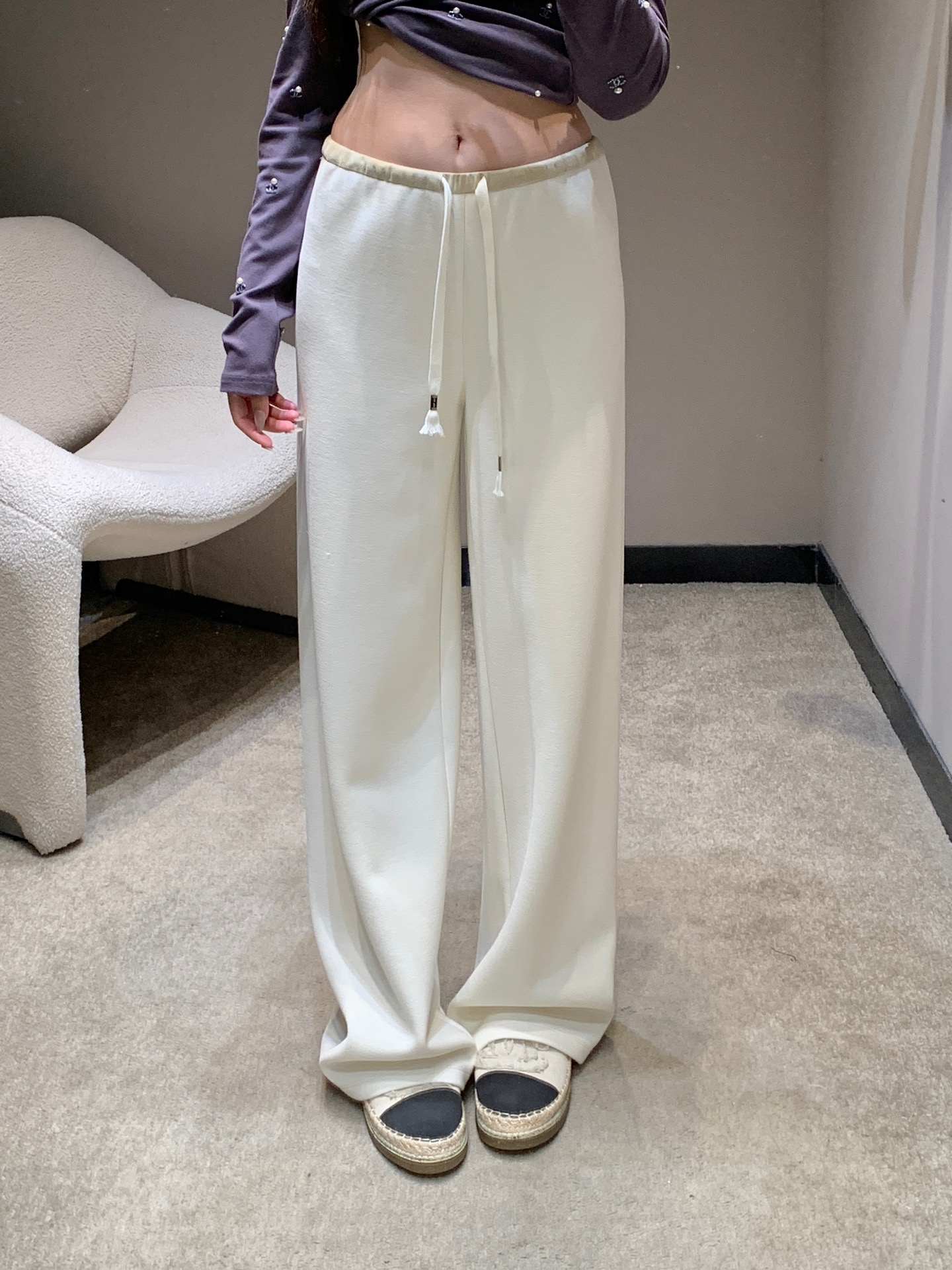 NO:578904,Cha*el 25K Advanced Handicraft Series Drawstring Casual Wool Wide-Leg Pants丨Exclusively developed by yb!  High quality production!  The fine wool blended fabric is selected, with a soft and waxy texture and excellent drape. The waistband is designed with contrasting suede stitching and a drawstring. The metal details at the end of the drawstring echo the brand texture. The trousers are simple and neat, and only the classic double C logo is embellished on the back pocket, low-key highlighting the recognition of the handmade series!  A pair that unlocks the dual experience of elegance and comfort. Suitable for multi-season wear; ready for sale in S/M/L,,alexander wang19860909Cha*el 25K高级手工坊系列 抽绳休闲羊毛阔腿裤丨独家yb开发！高版出品！甄选细腻羊毛混纺面料,质地软糯且垂坠感绝佳,腰头采用撞色绒面拼接+抽绳设计,抽绳末端的金属细节呼应品牌质感,裤身简洁利落,仅在后袋处点缀经典双C标识,低调彰显手工坊系列的辨识度！一条解锁奢雅与舒适的双重体验.适配多季穿搭；现货发售S/M/L,,alexander wang,Women's clothing