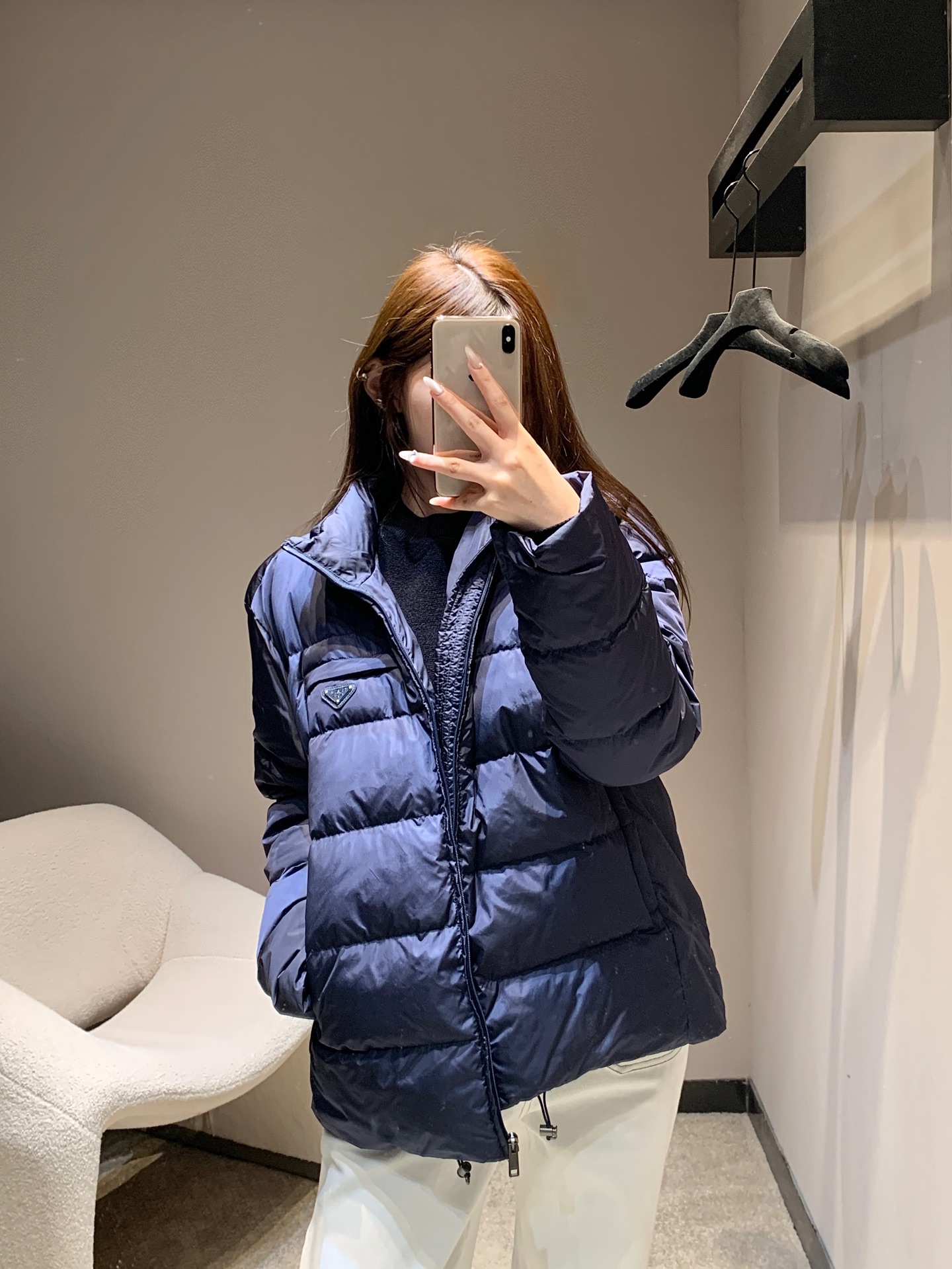 NO:578900,Prad* 25Fw new autumn and winter short zipper quilted nylon down jacket丨Exclusively developed by yb!  High quality production!  The high-density shiny nylon fabric is selected, with low-key luster, windproof and anti-wrinkle; the interior is filled with light and warm down, and the quilting process makes it both lofty and neat, without a heavy and cumbersome upper body; the short H-shaped cut is suitable for all body shapes and optimizes the proportion of the waistline; the triangle logo is embossed on the chest, low-key highlighting the brand recognition; the drawstring at the hem can freely adjust the silhouette, taking into account both relaxation and sophistication!  Ready for sale S/M/L,,prada,down jacket,alexander wang19860909Prad* 25Fw秋冬新款 短款拉链绗缝尼龙羽绒服丨独家yb开发！高版出品！甄选高密度亮面尼龙面料,自带低调光泽且防风抗皱；内里填充轻盈保暖羽绒,绗缝工艺让蓬松度与利落感兼具,上身无厚重累赘感；短款H型剪裁适配各类身形,优化腰线比例；胸前压印三角徽标,低调彰显品牌辨识度；下摆抽绳可自由调节廓形,兼顾松弛与精致！现货发售S/M/L,,prada,down jacket,alexander wang,Women's clothing