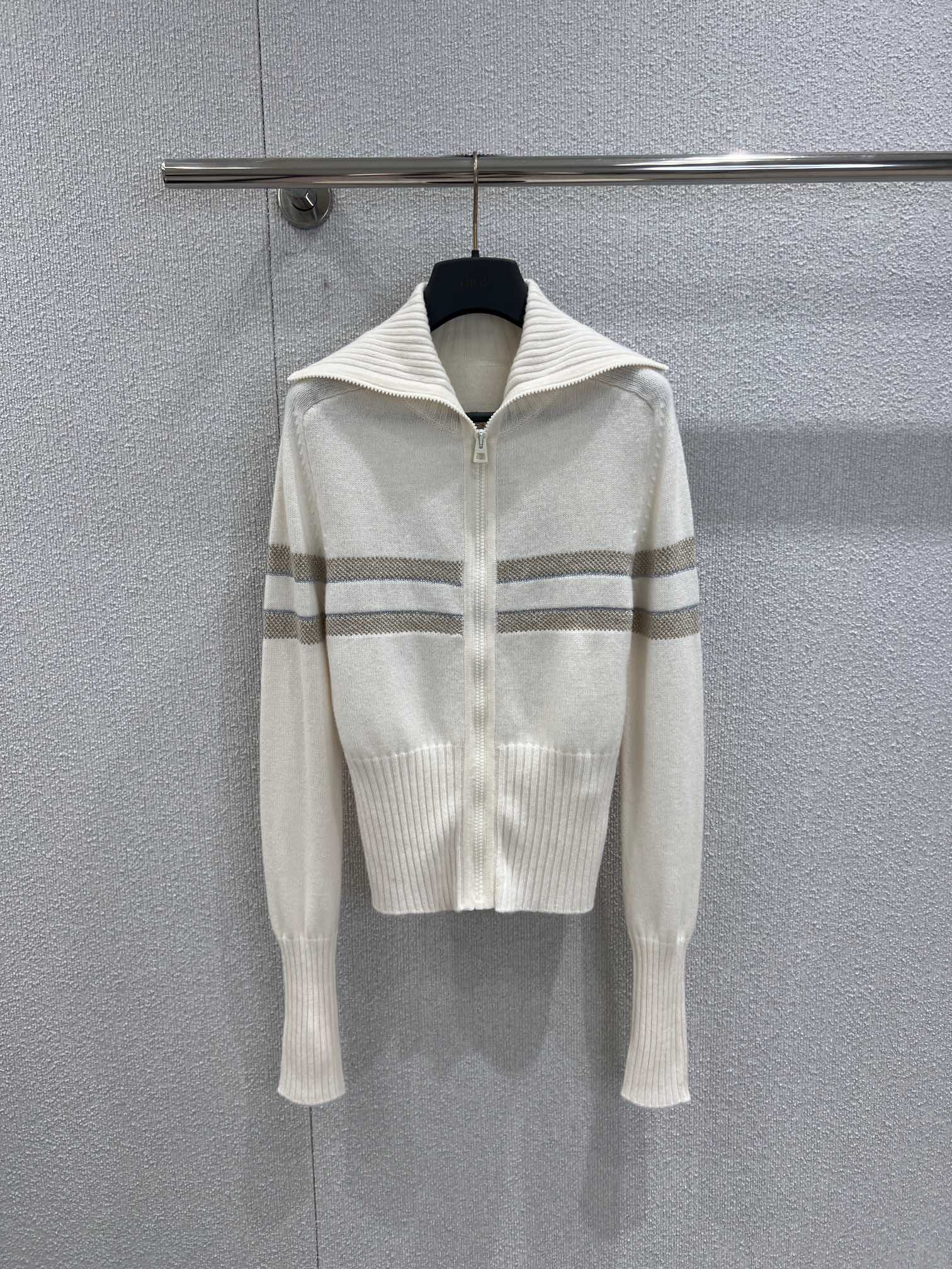 NO:578892,Support exchange Dio* 25FW ski ALPS series platinum lucky star zipper lapel knitted cardigan丨exclusively developed by yb!  High quality production!  Selected fine cashmere blended knitted fabric, milky white background color with soft mist luster, heavily woven three-dimensional five-pointed star totem on the back, monogram logo, contrasting stripes on the front and ribbed edges, zipper lapel can be freely switched between stand-up collar / fold-down style, both retro and neat!  Ready sale S/M/L real shot details, dior, loro piana, alexander wang19860909支持换款 Dio* 25FW滑雪ALPS系列 白金幸运星拉链翻领针织开衫丨独家yb开发！高版出品！甄选细腻羊绒混纺针织面料,奶白底色自带柔雾光泽,后背重工织就立体五角星图腾,交织字母标识,前身撞色条纹与罗纹收边呼应,拉链翻领可自由切换立领/翻折造型,兼具复古与利落！现货发售S/M/L实拍细节图,,dior,loro piana,alexander wang,Women's clothing