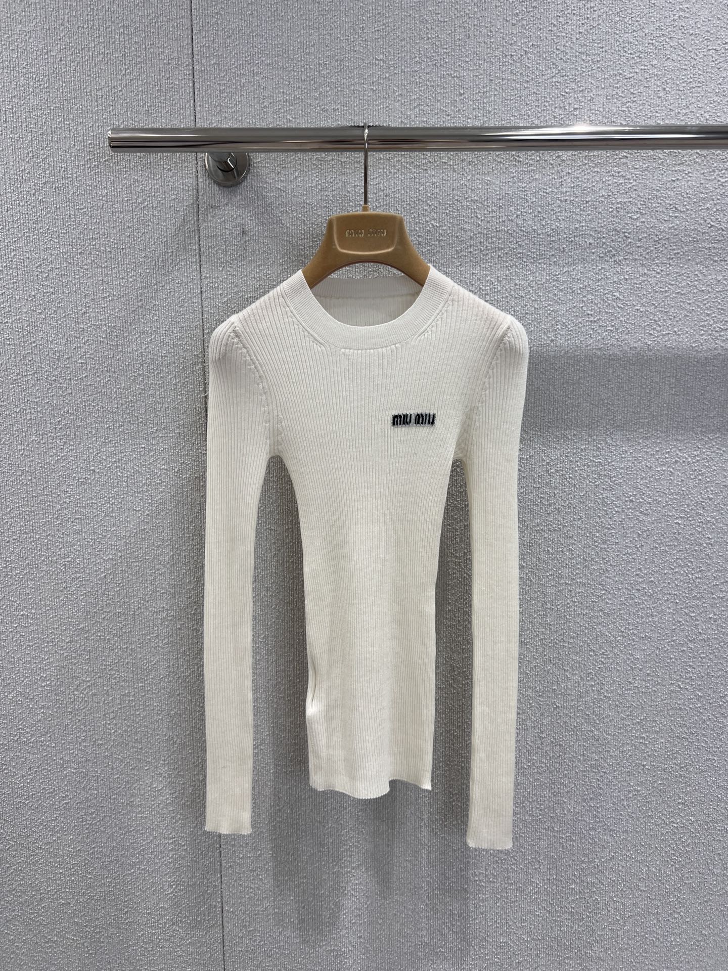 NO:579177,Support exchange of Mium*u 25FW new autumn and winter micro-label jacquard cashmere blended knitted long-sleeved bottoming shirt | Exclusive high-end version!  It is made of cashmere blended knitted fabric, which has a soft and waxy touch like clouds, and is delicate and skin-friendly without being stuck on the body; it is embellished with letter jacquard micro-marks on the chest, and is slim-fitting and micro-elastic tailoring, which fits the body shape but is not tight, and is compatible with various body types; the classic basic style with round neck + long sleeves is a practical style that 'goes with everything' in the autumn and winter wardrobe. Ready-made S/M/L real shot details,, miumiu, alexander wang19860909支持换款Mium*u 25FW秋冬新款微标提花山羊绒混纺针织长袖打底衫丨独家高版出品！采用山羊绒混纺针织面料,自带云朵般软糯触感,细腻亲肤不扎身；胸前点缀字母提花微标,修身微弹剪裁,贴合身形却不紧绷,兼容各种身型；圆领+长袖的经典基础款型,是秋冬衣橱里「万物皆可搭」的实用款.现货发售S/M/L实拍细节图,,miumiu,alexander wang,Women's clothing