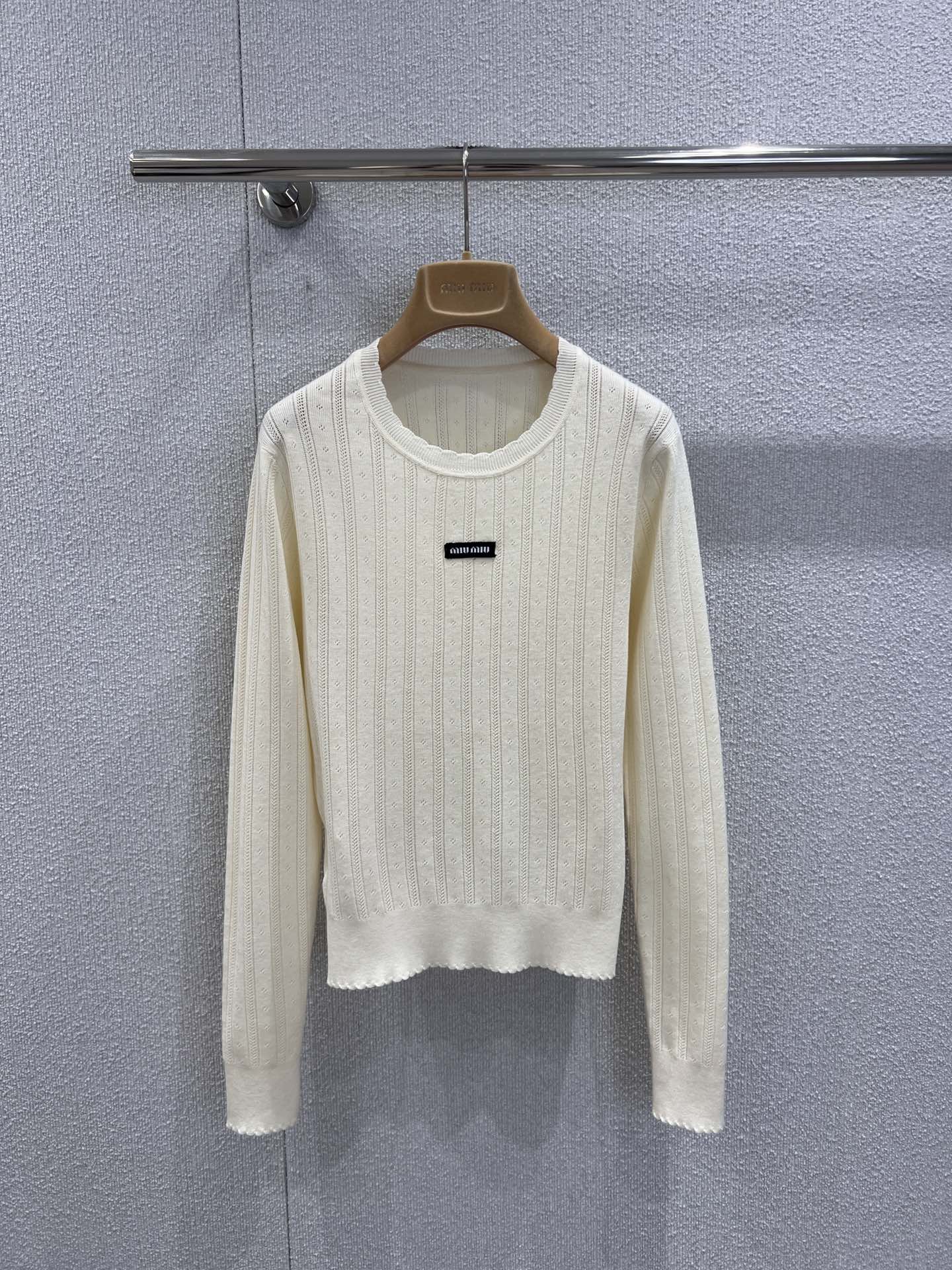 NO:579315,Support exchange MiuM*u 25FW new autumn and winter micro-label cashmere sweater丨Exclusive high-end version!  Made of fine cashmere blended material, the body adopts vertical hollow knitted texture to increase breathing and modify the body shape; the wavy edge design on the neckline, cuffs and hem, and the brand's reverse logo woven mark embedded on the chest contrast with the gentle cashmere texture. The sweet and cool balance details make the basic model instantly jump out of mediocrity. Real-shot details of S/M/L ready for sale, miumiu, alexander wang19860909支持换款 MiuM*u 25FW秋冬新款 微标羊绒针织衫丨独家高版出品！采用细腻羊绒混纺材质,衣身采用竖向镂空针织纹理,增加呼吸感的同时修饰身形；领口、袖口、下摆的波浪边设计,胸前嵌入品牌反向徽标织唛,与温柔的羊绒质感形成反差,甜酷平衡的细节让基础款瞬间跳出平庸.现货发售S/M/L实拍细节图,,miumiu,alexander wang,Women's clothing