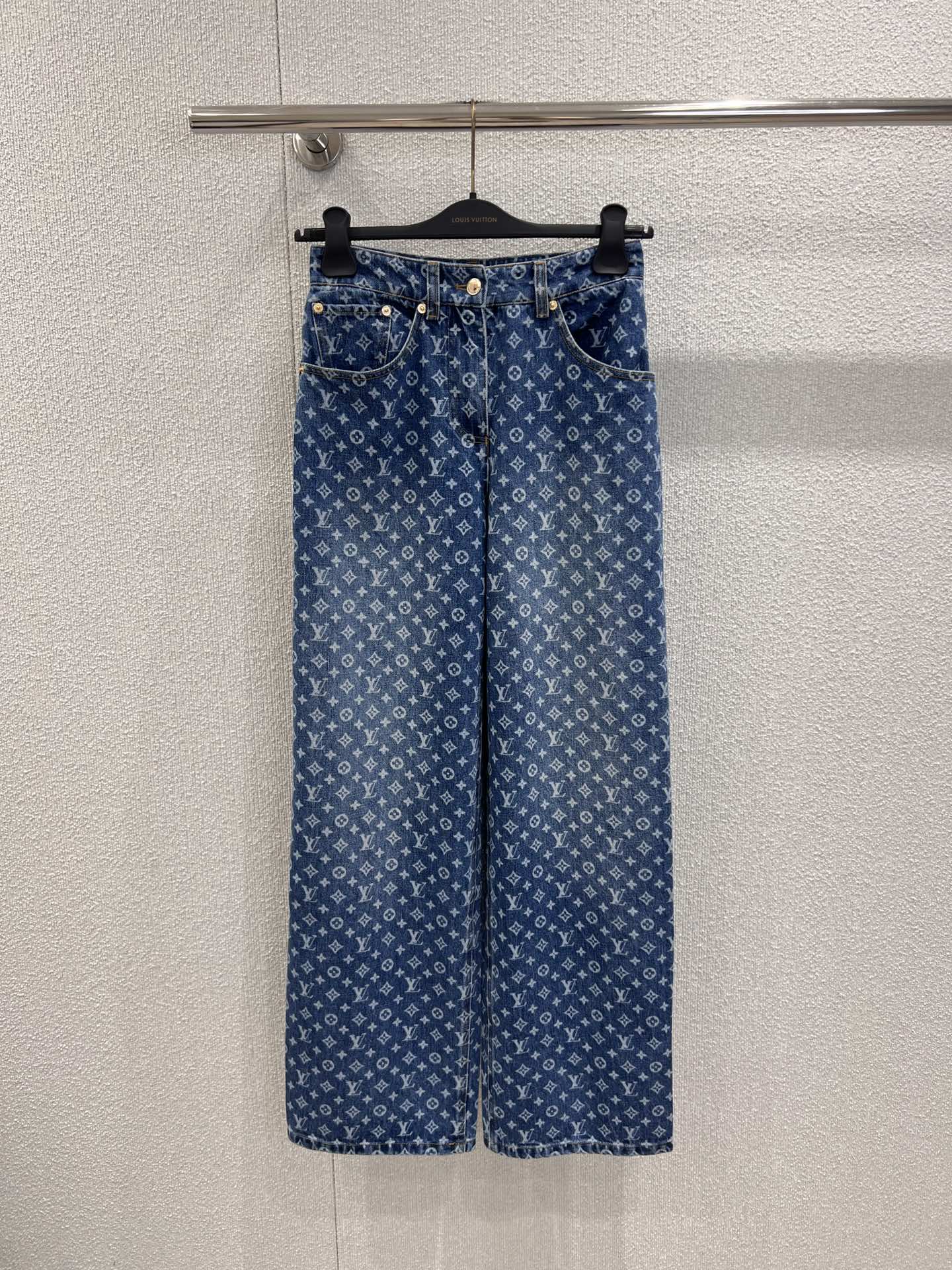 NO:578914,Support exchange Louis Vuit*on 25FW new autumn and winter classic presbyopic denim wide-leg pants丨Exclusively developed by yb!  High quality production!  Monogram presbyopia is integrated into denim fabric with gradient washing process. The blue background color brings out the retro texture of the classic logo. The metal buttons, classic patch pockets and raw edge trouser legs echo. The loose straight cut + slightly drooped trousers shape modify the leg shape and adapt to various body shapes. It brings a lazy and sexy look when walking!  Ready sale S/M/L real shot details,,louis vuitton,alexander wang19860909支持换款 Louis Vuit*on 25FW秋冬新款 经典老花牛仔阔腿裤丨独家yb开发！高版出品！将Monogram老花以渐变水洗工艺融入牛仔面料,蓝调底色衬出经典标识的复古质感,金属纽扣、经典贴袋与毛边裤脚呼应,宽松直筒剪裁+微垂坠裤型,修饰腿型同时适配多元身形,行走间自带慵懒随性感！现货发售S/M/L实拍细节图,,louis vuitton,alexander wang,Women's clothing