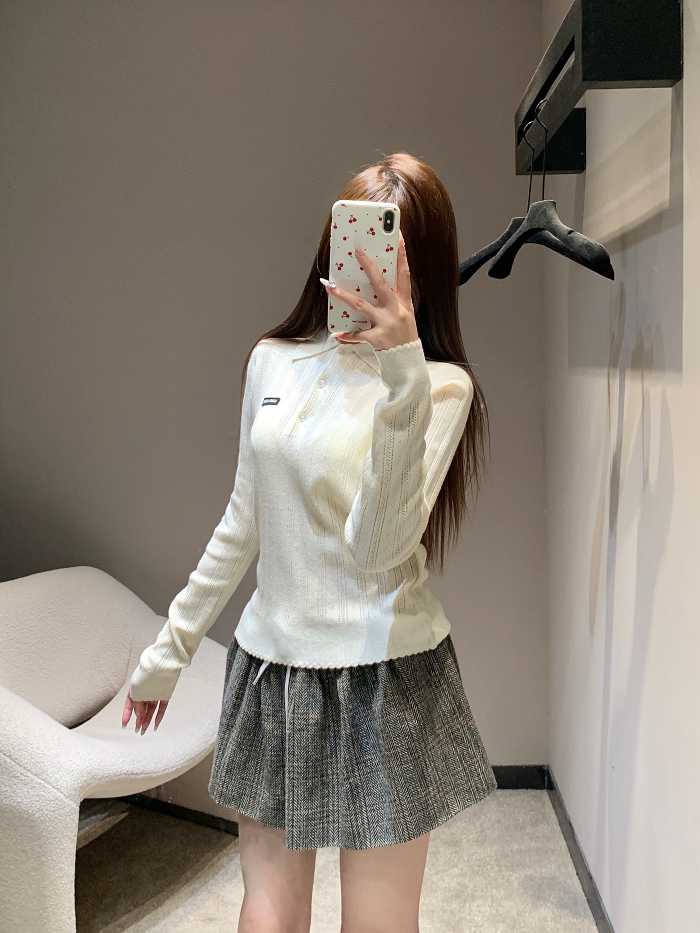 NO:579317,MiuM*u 25FW new autumn and winter college style micro-label cashmere Polo collar sweater丨Exclusive high-end version!  It is made of fine cashmere blended fabric, which feels soft and waxy like a cloud when touching the skin. The classic Polo collar has a college atmosphere. The half-open pearl buckle design adds a sense of sophistication. The brand logo woven mark is embedded on the chest. The vertical hollow knitted texture of the body modifies the body shape while increasing the sense of breathing. It contrasts with the gentle cashmere texture, making the basic model escape from mediocrity and balance sweetness and coolness. Ready for sale S/M/L,, miumiu, alexander wang19860909MiuM*u 25FW秋冬新款 学院风微标羊绒Polo领针织衫丨独家高版出品！采用细腻羊绒混纺面料,触肤是云朵般的软糯包裹感,经典Polo领自带学院气息,半开襟珍珠扣设计增添精致感,胸前嵌入品牌徽标织唛,衣身竖向镂空针织纹理,修饰身形的同时增加呼吸感；与温柔的羊绒质感形成反差,让基础款跳出平庸,甜酷平衡.现货发售S/M/L,,miumiu,alexander wang,Women's clothing